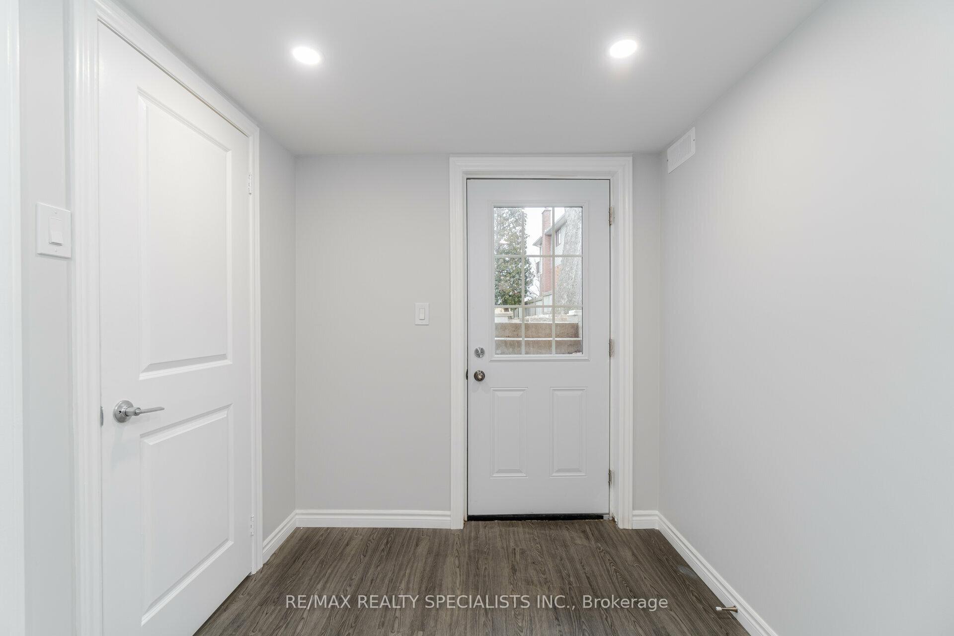 Photo 3 of Unit 3, 9 Frances Avenue, Hamilton, Lakeshore — HOMEH