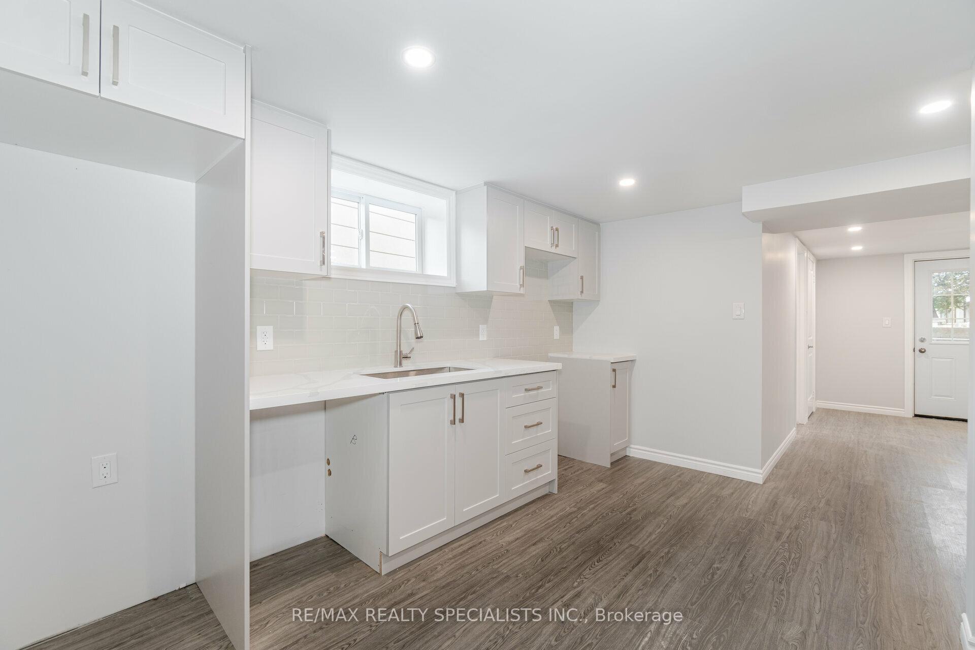 Photo 5 of Unit 3, 9 Frances Avenue, Hamilton, Lakeshore — HOMEH
