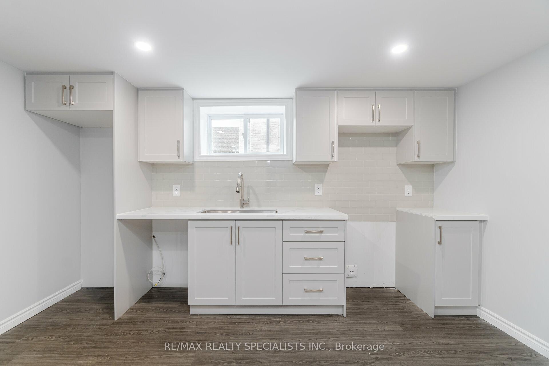 Photo 6 of Unit 3, 9 Frances Avenue, Hamilton, Lakeshore — HOMEH