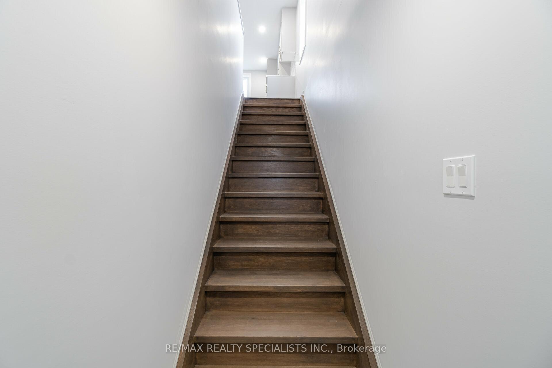 Photo 2 of Unit 2, 9 Frances Avenue, Hamilton, Lakeshore — HOMEH
