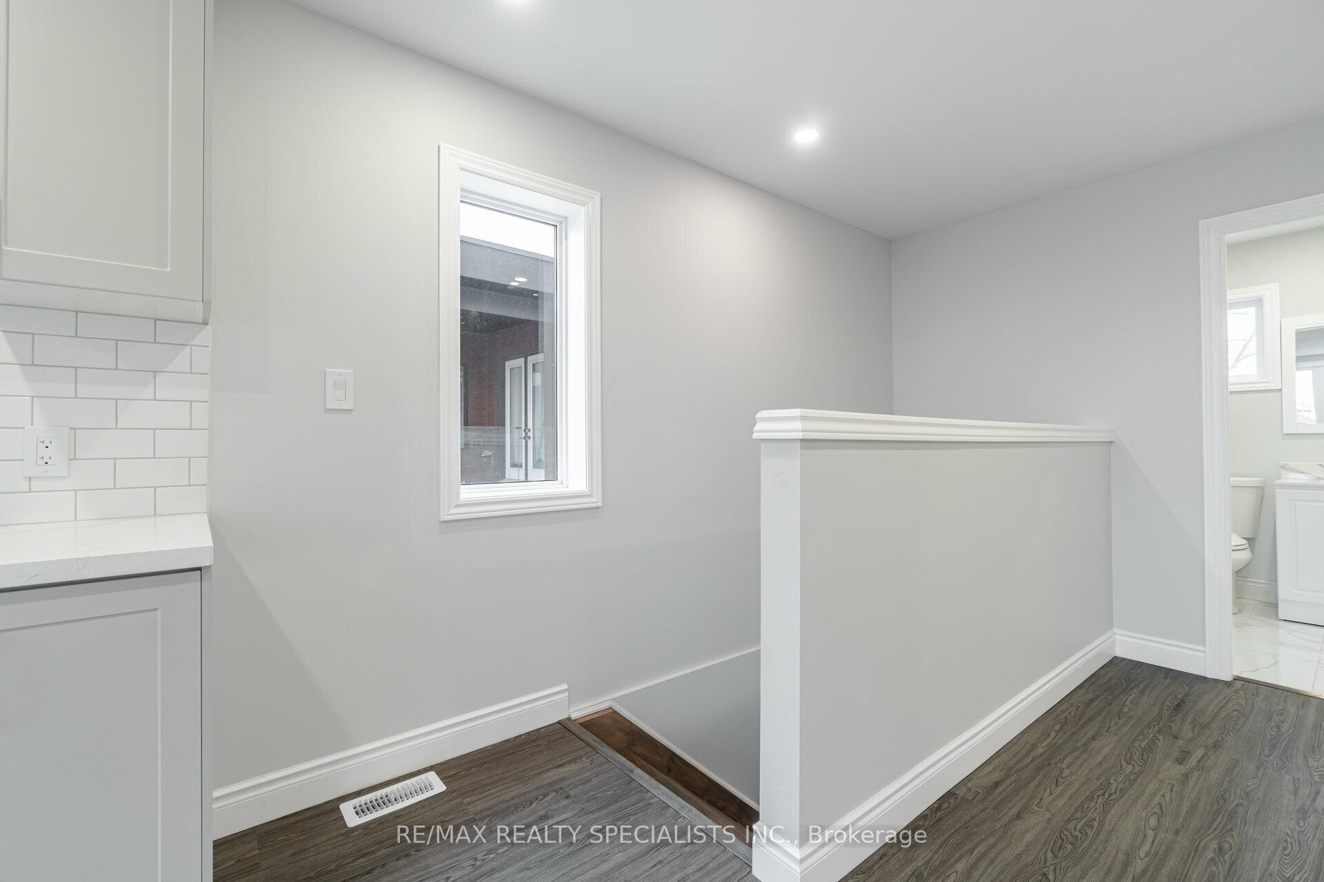 Photo 5 of Unit 2, 9 Frances Avenue, Hamilton, Lakeshore — HOMEH
