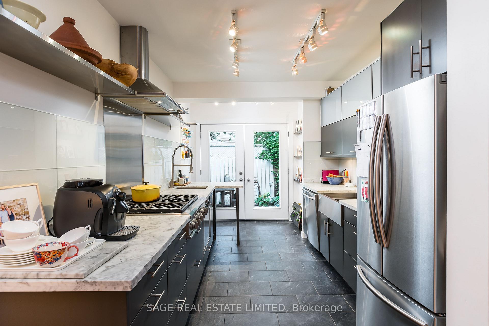 Photo 2 of Unit MAIN, 70 Manning Avenue, Toronto, Trinity-Bellwoods — HOMEH