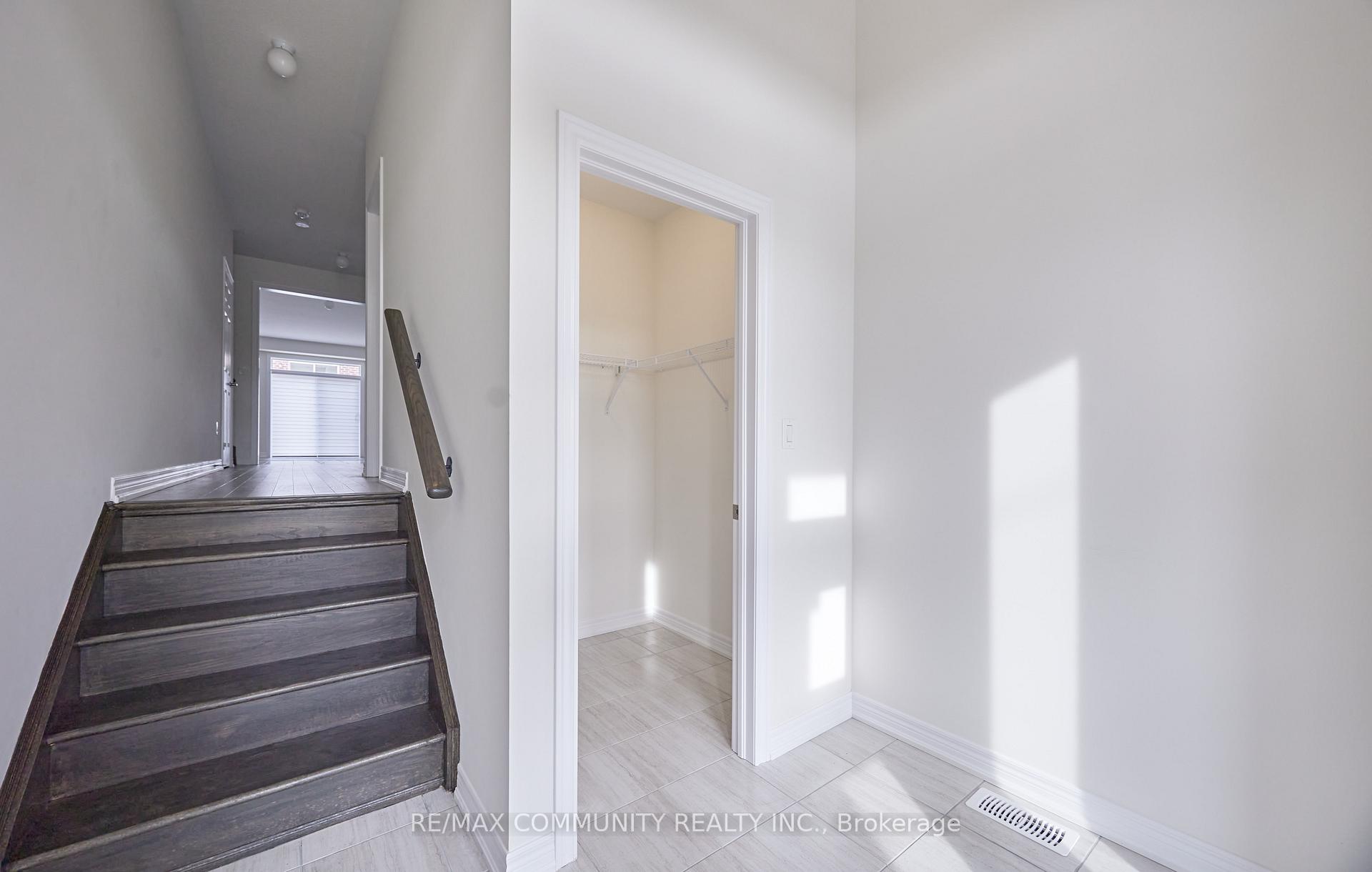 Photo 4 of 1028 Crowsnest Hollow, Pickering, Rural Pickering — HOMEH
