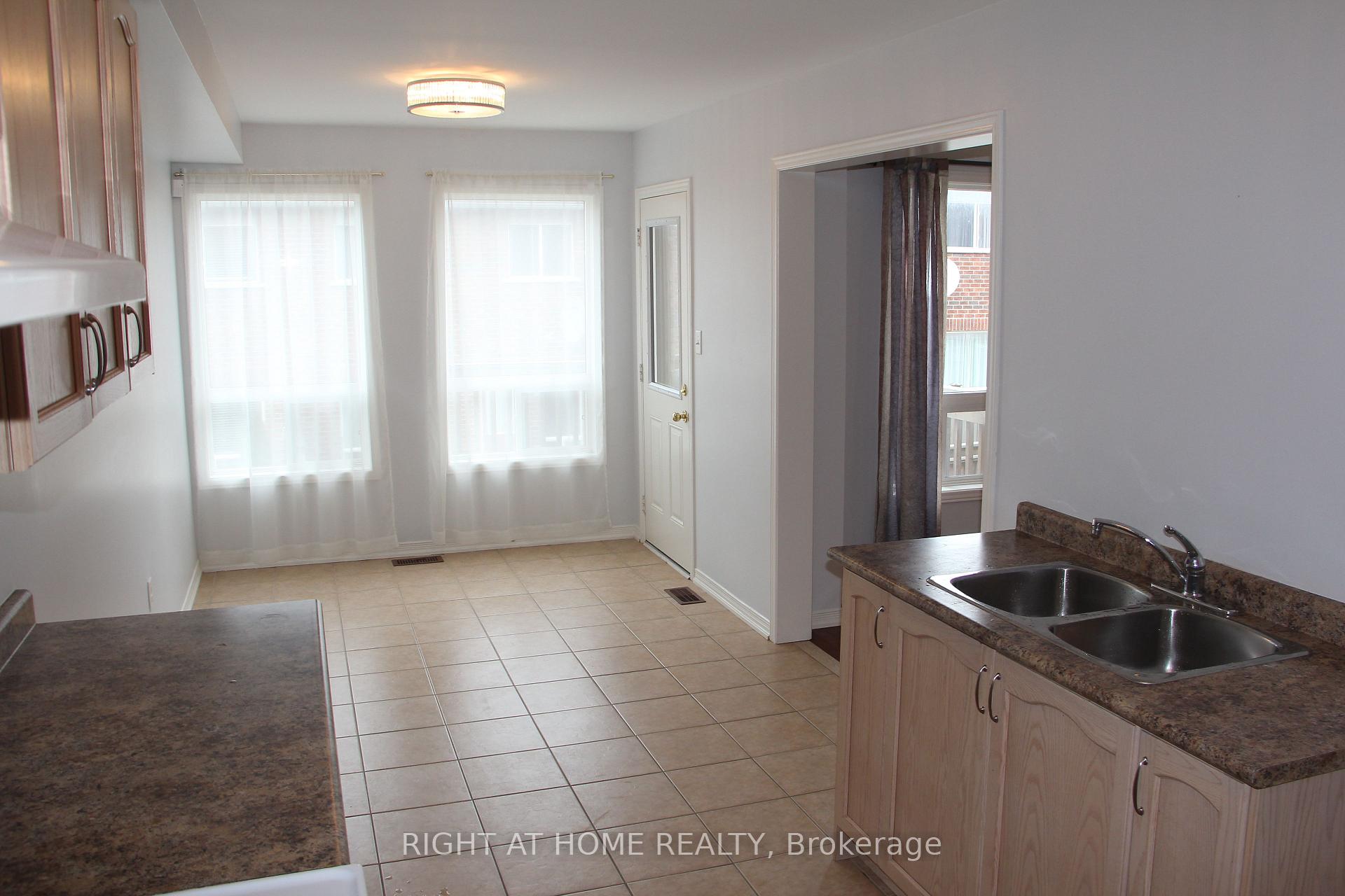 Photo 11 of 6 Martell Gate, Aurora, Bayview Northeast — HOMEH