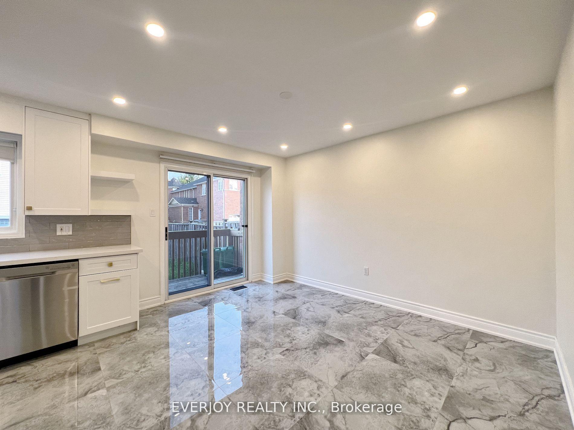 Photo 3 of 107 Warren Bradley Street, Markham, Berczy — HOMEH