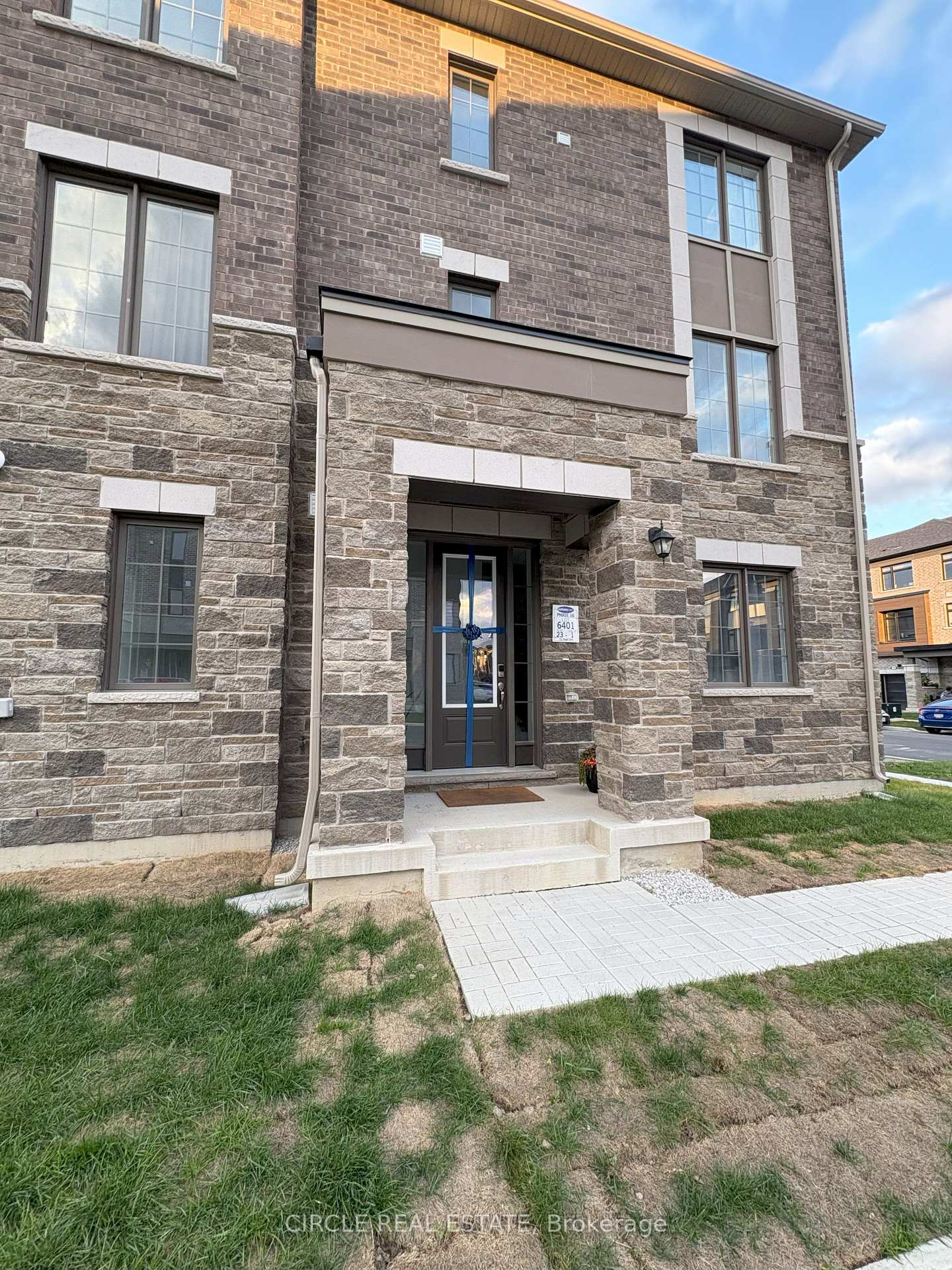 Photo 9 of 151 Keppel Circle, Brampton, Northwest Brampton — HOMEH