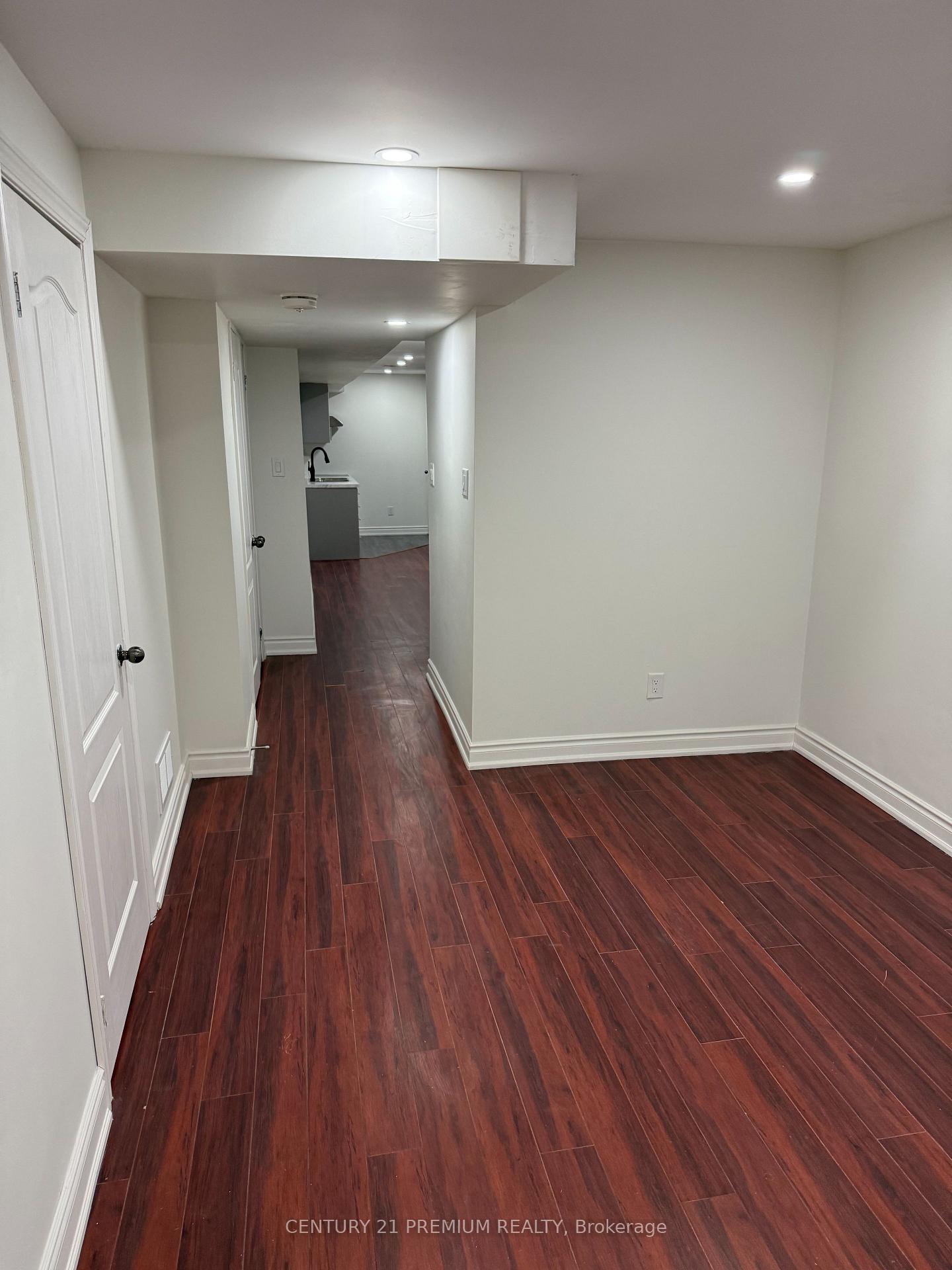 Photo 3 of Unit Bsmt, 33 Versailles Crescent, Brampton, Bram East — HOMEH