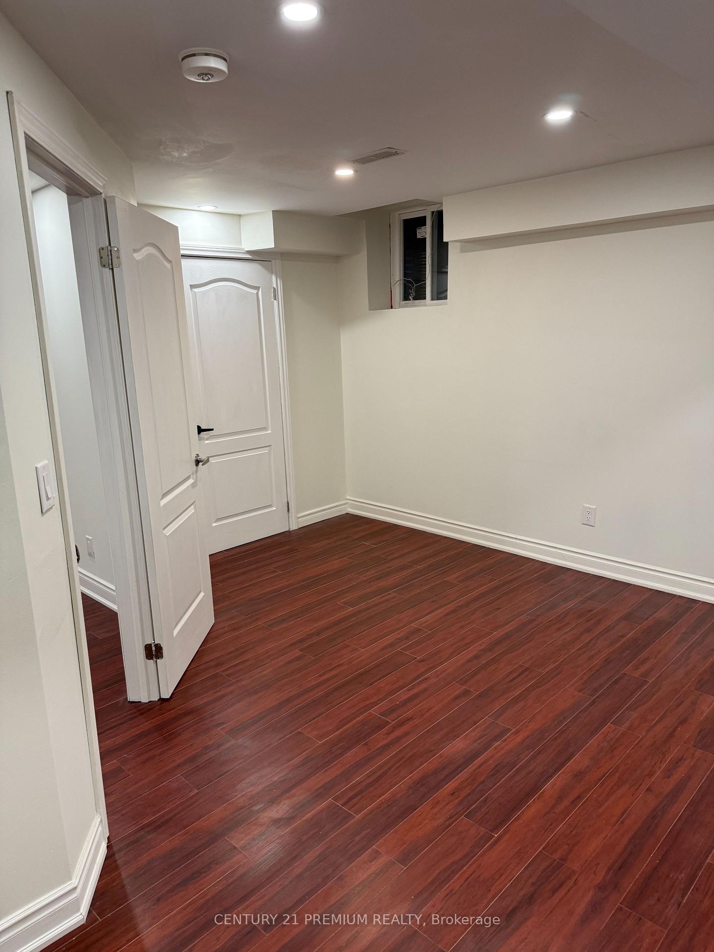 Photo 4 of Unit Bsmt, 33 Versailles Crescent, Brampton, Bram East — HOMEH