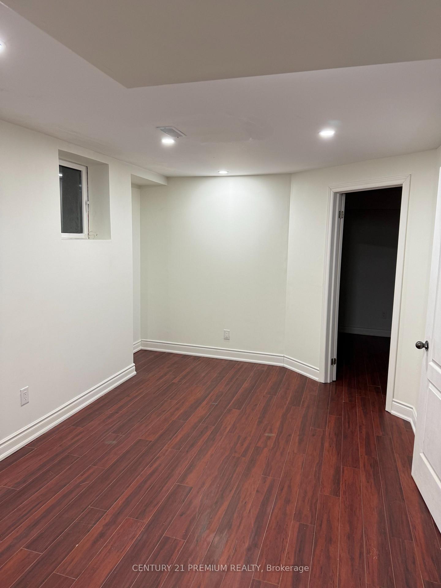 Photo 5 of Unit Bsmt, 33 Versailles Crescent, Brampton, Bram East — HOMEH