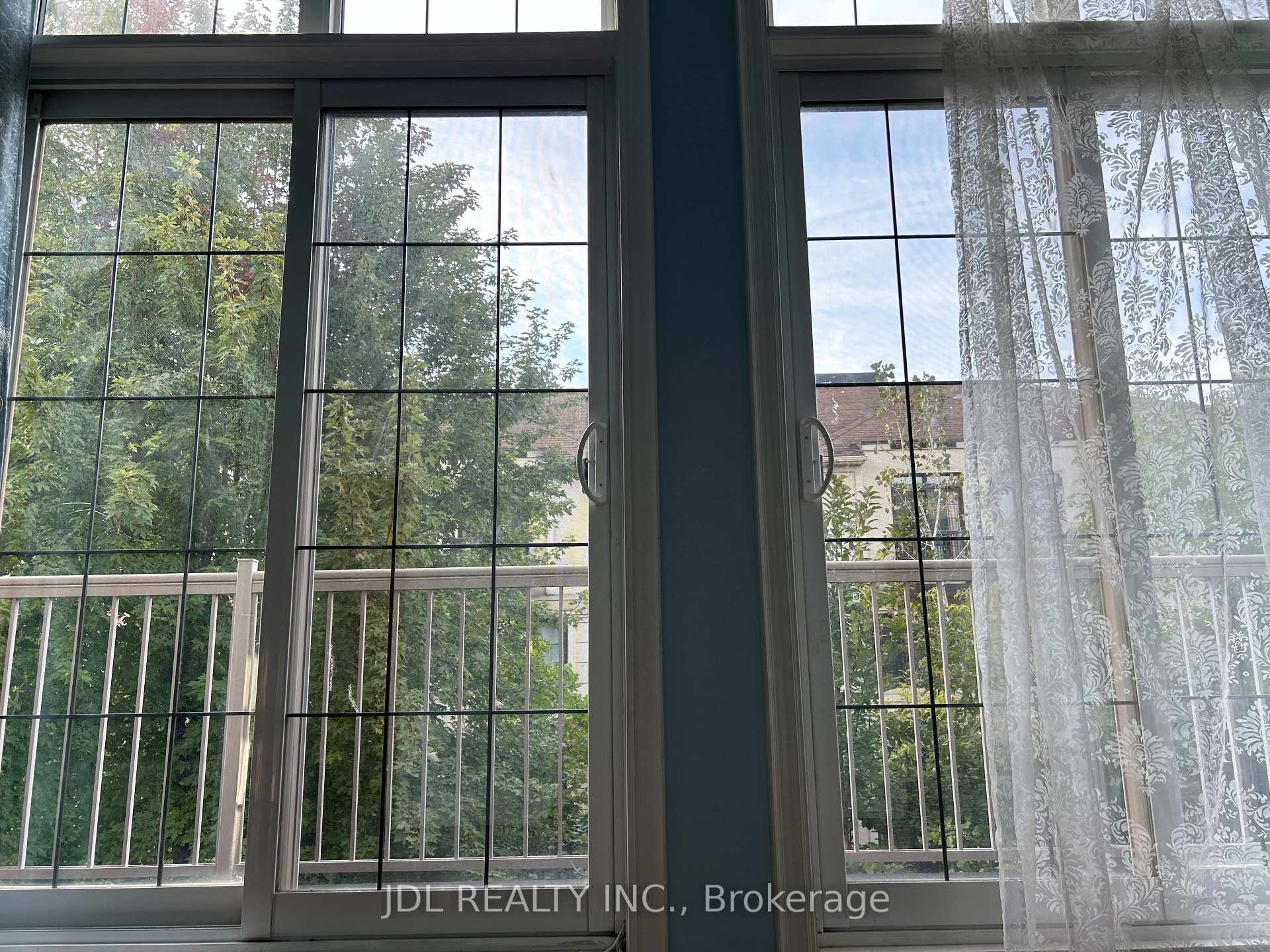Photo 2 of 197 Townsgate Drive, Markham, Thornhill — HOMEH