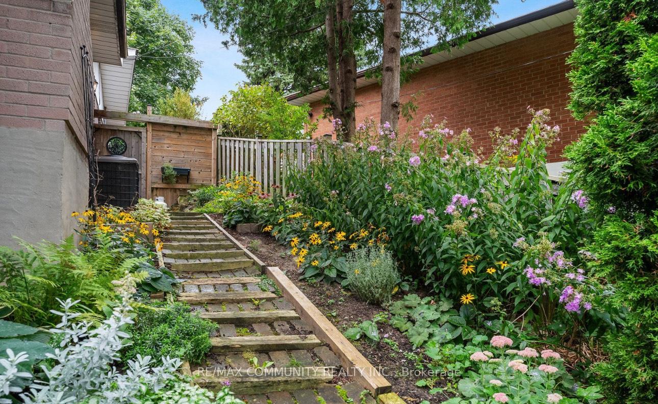 Photo 3 of 109 Thicketwood Drive, Scarborough, Eglinton East — HOMEH
