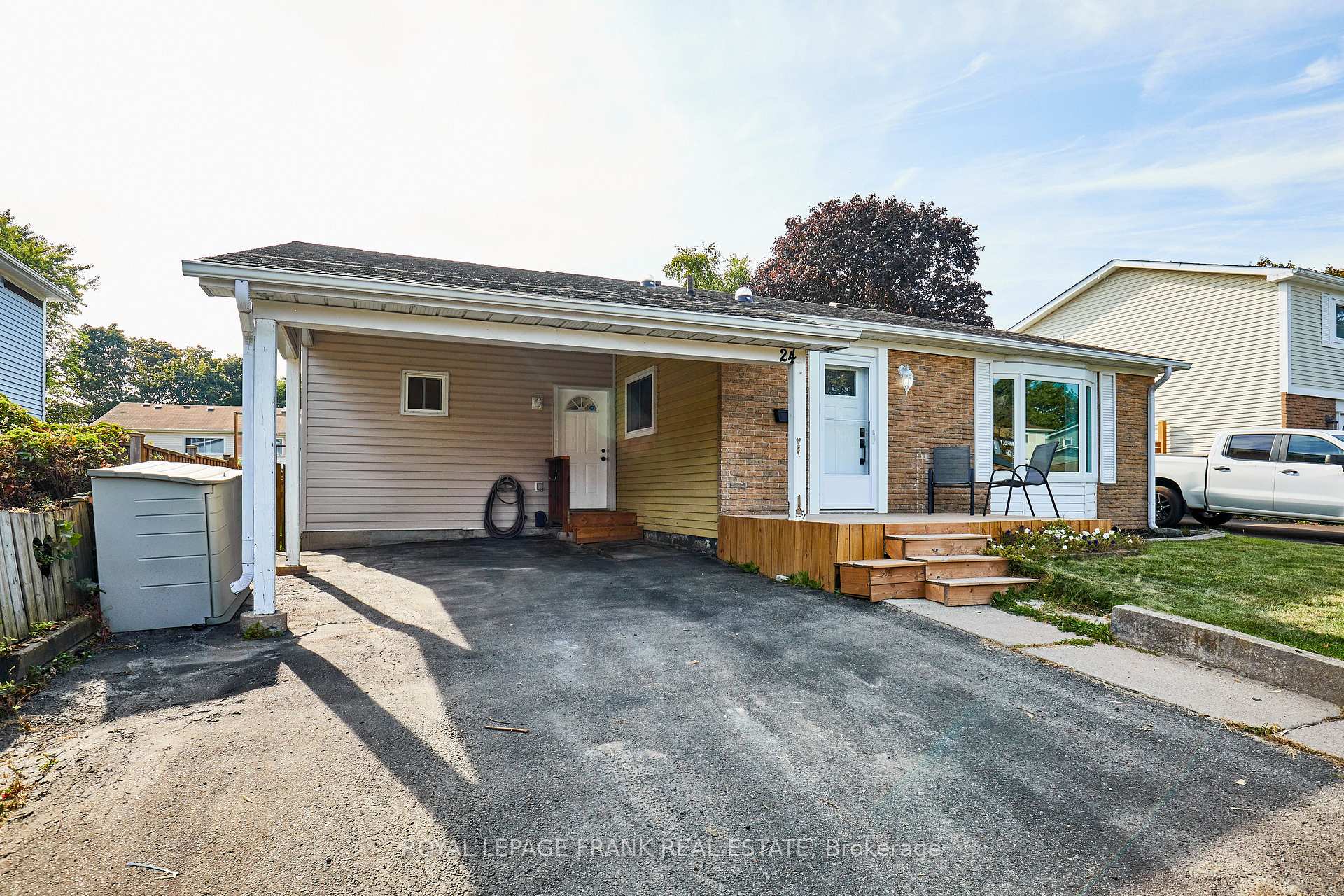 Photo 2 of 24 Roser Crescent, Clarington, Bowmanville — HOMEH