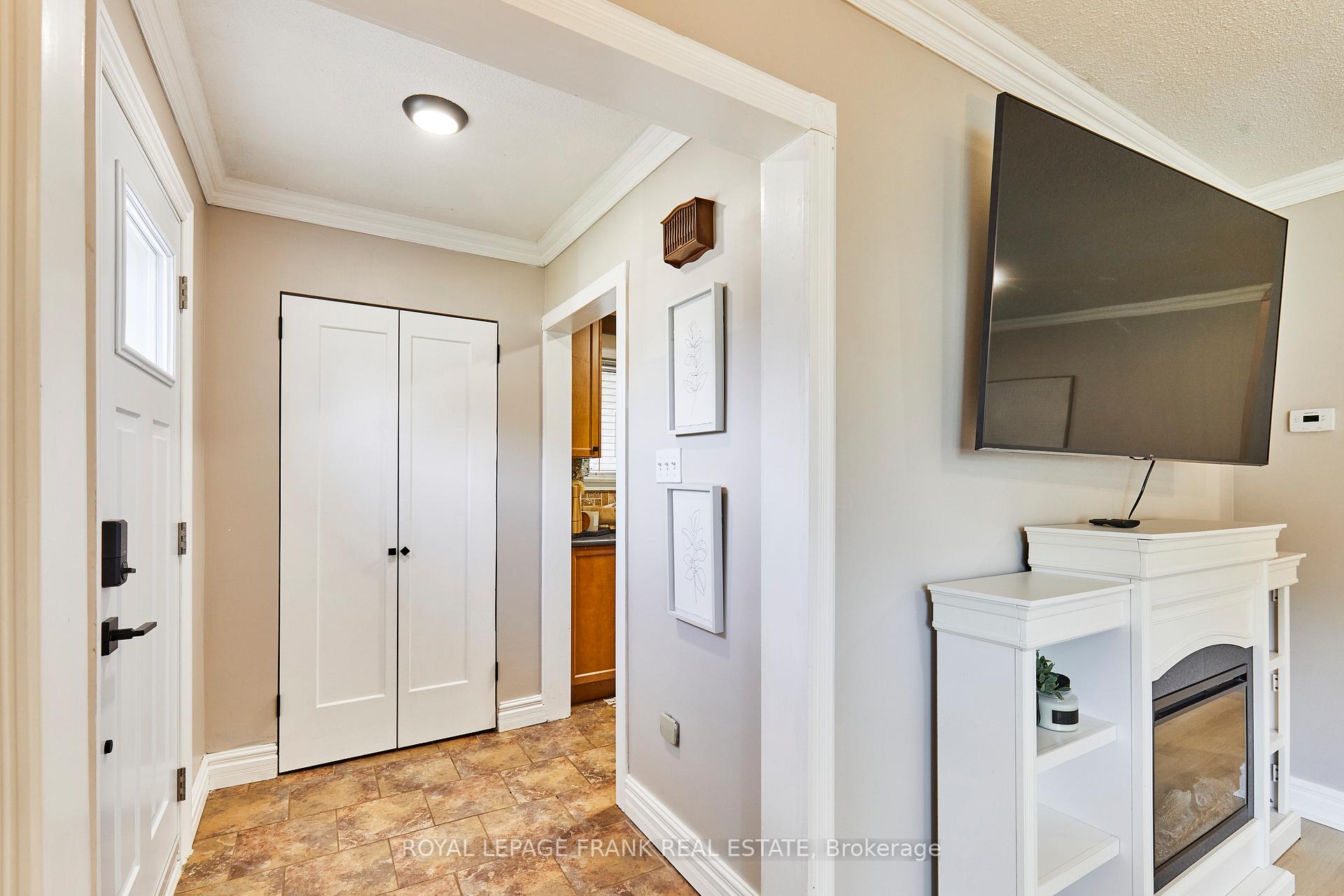 Photo 3 of 24 Roser Crescent, Clarington, Bowmanville — HOMEH