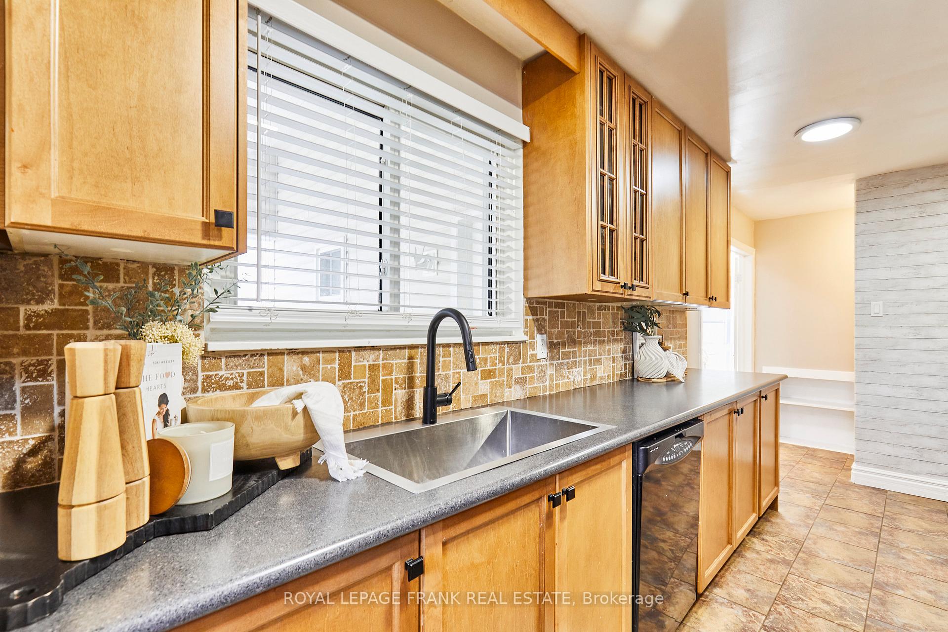 Photo 8 of 24 Roser Crescent, Clarington, Bowmanville — HOMEH