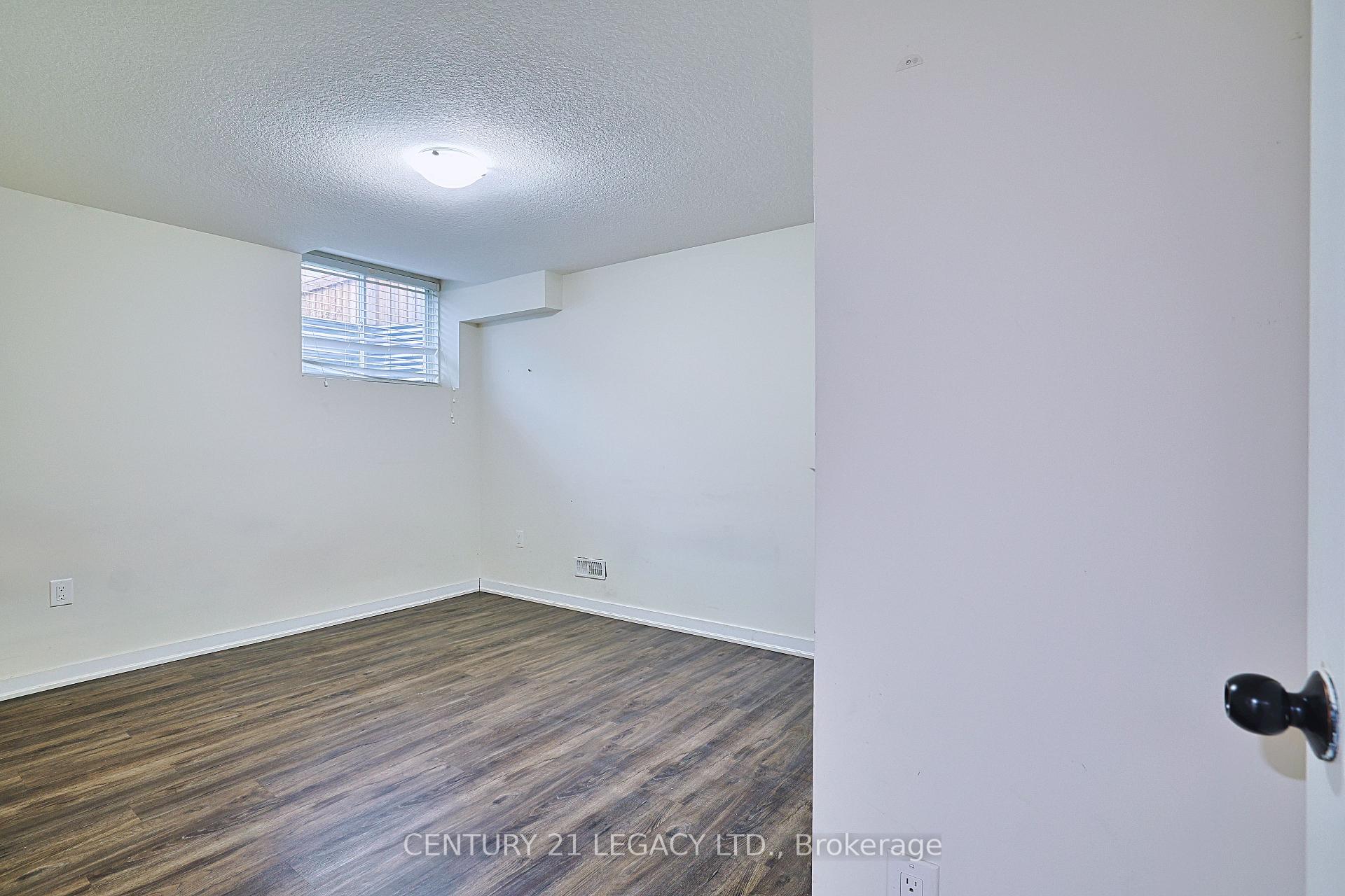 Photo 3 of 37 Abercrombie Crescent, Brampton, Brampton West — HOMEH