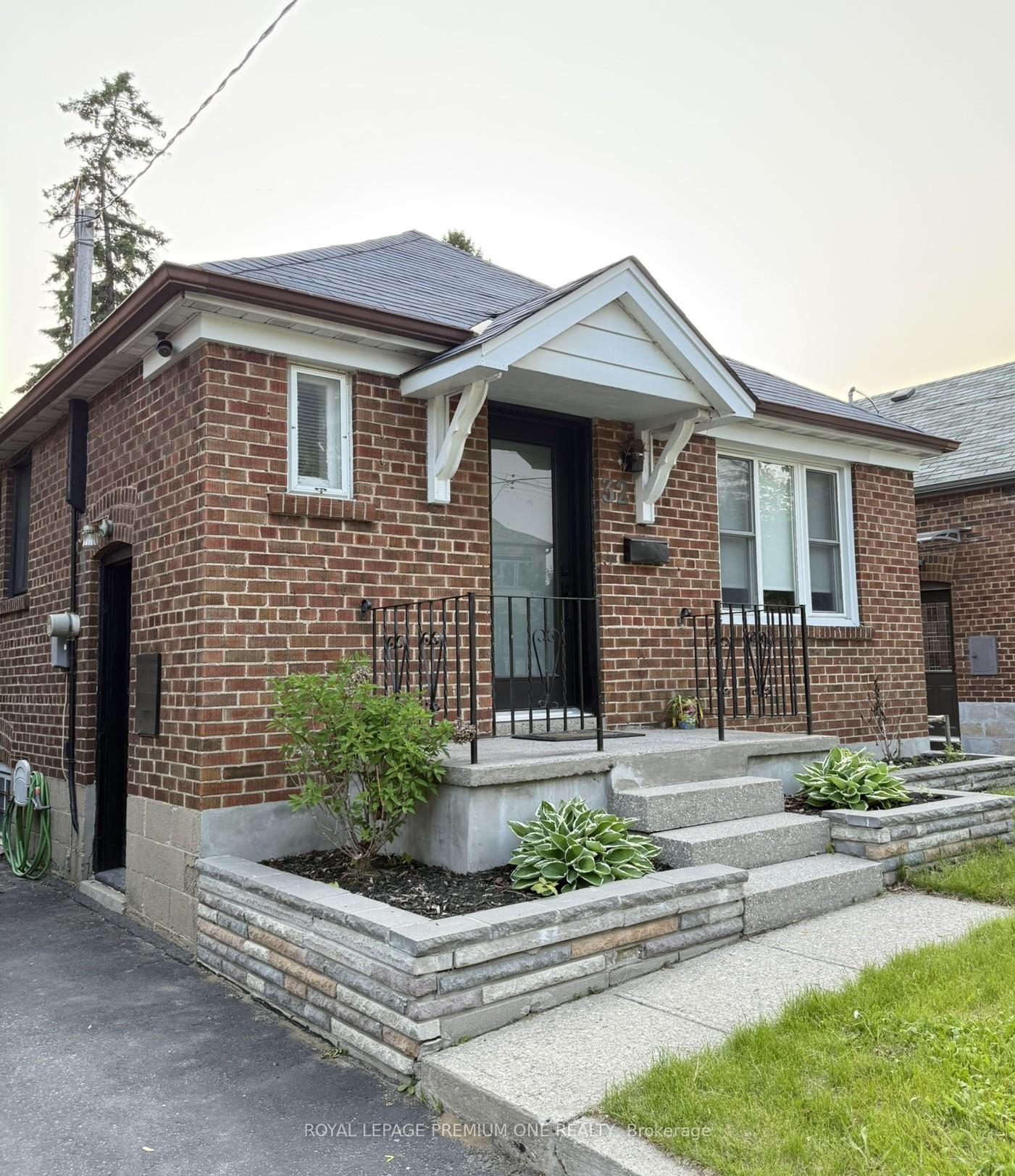 Photo 5 of 32 Rothsay Street, Etobicoke, Stonegate-Queensway — HOMEH