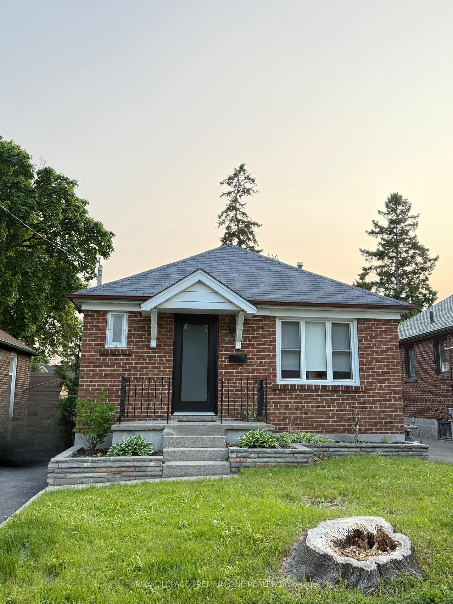 Photo 9 of 32 Rothsay Street, Etobicoke, Stonegate-Queensway — HOMEH