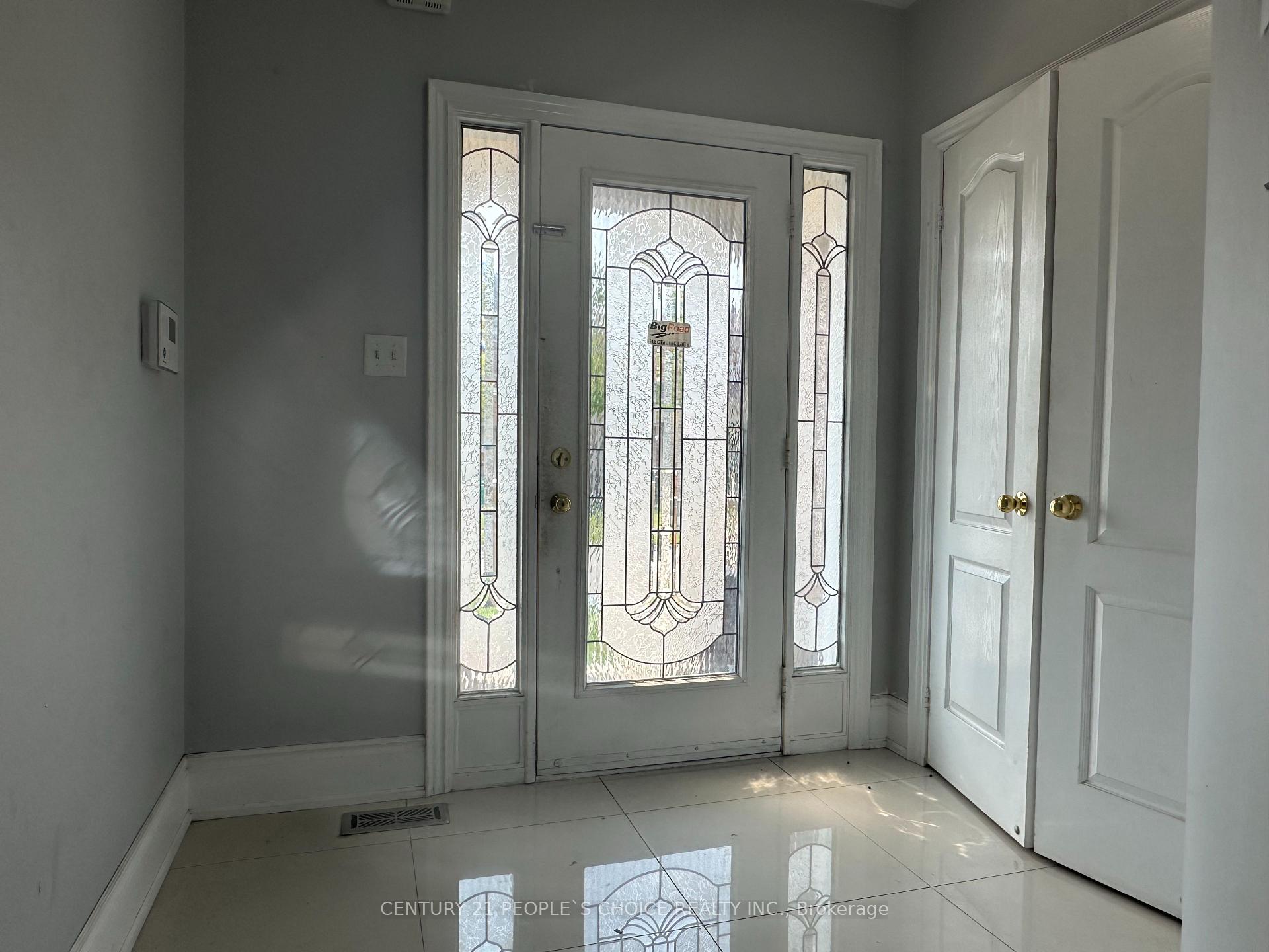 Photo 9 of Unit Main, 15 Treegrove Crescent, Brampton, Fletcher's Meadow — HOMEH