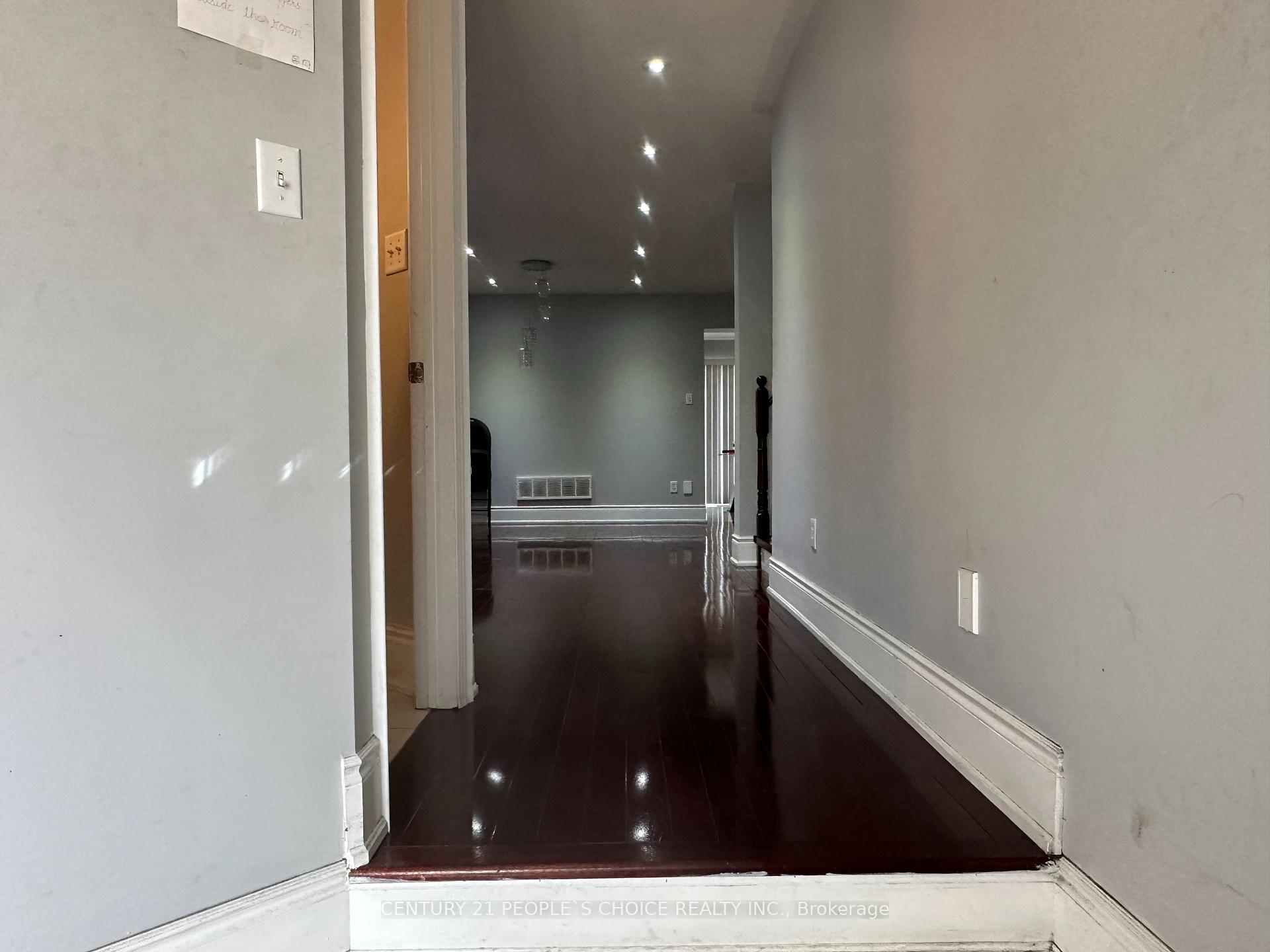 Photo 6 of Unit Main, 15 Treegrove Crescent, Brampton, Fletcher's Meadow — HOMEH