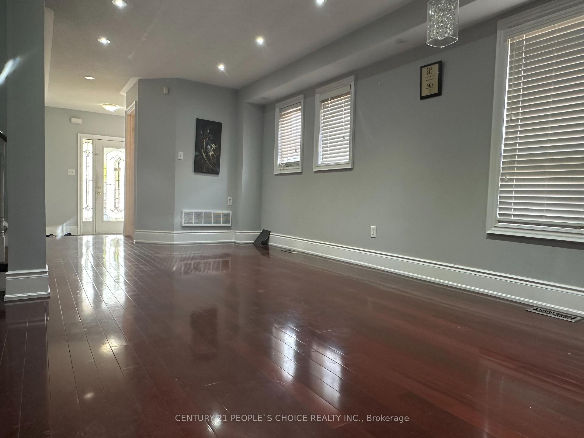 Photo 3 of Unit Main, 15 Treegrove Crescent, Brampton, Fletcher's Meadow — HOMEH