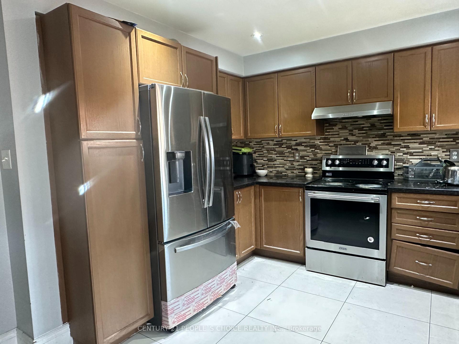 Photo 10 of Unit Main, 15 Treegrove Crescent, Brampton, Fletcher's Meadow — HOMEH