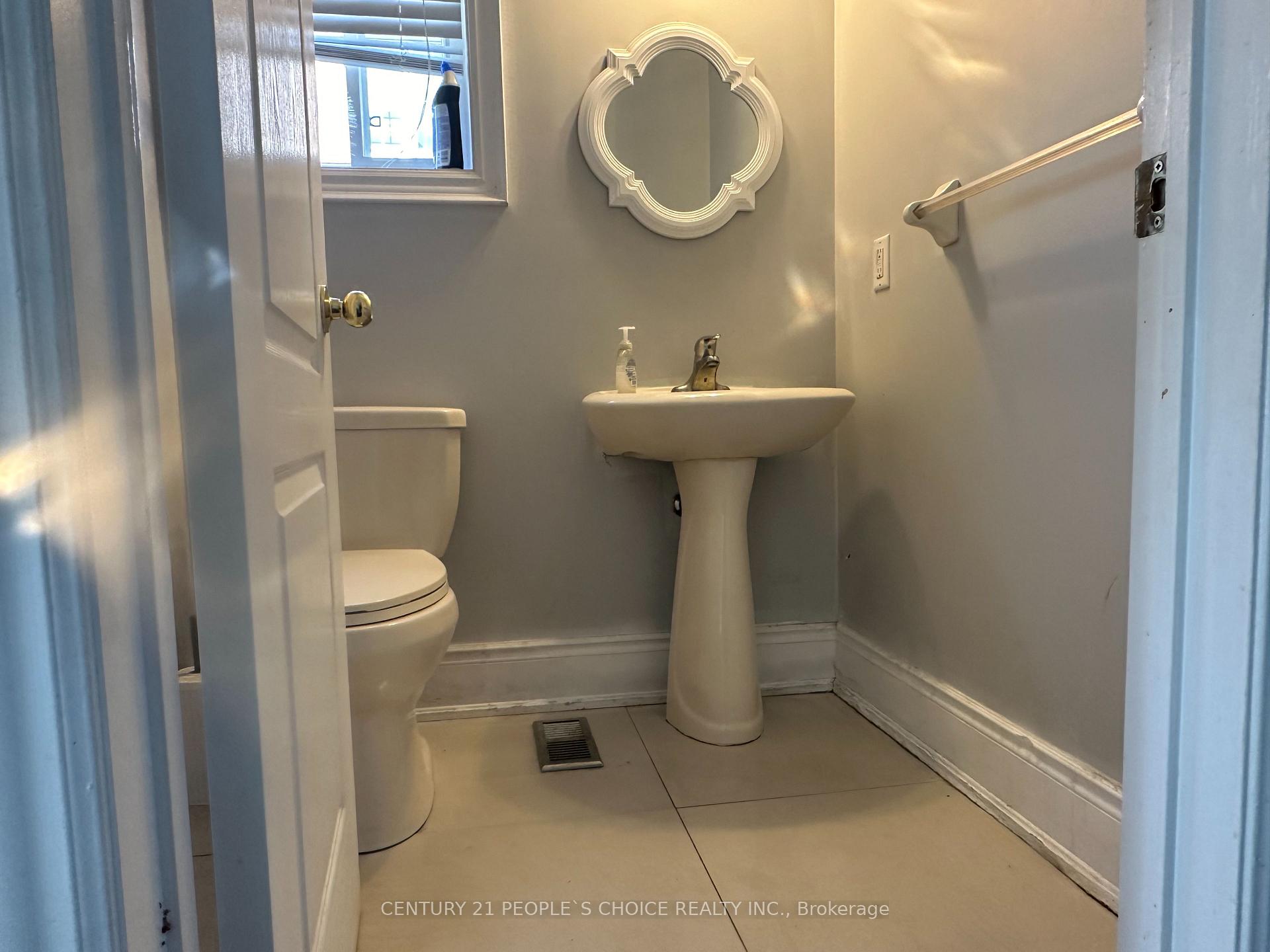 Photo 4 of Unit Main, 15 Treegrove Crescent, Brampton, Fletcher's Meadow — HOMEH