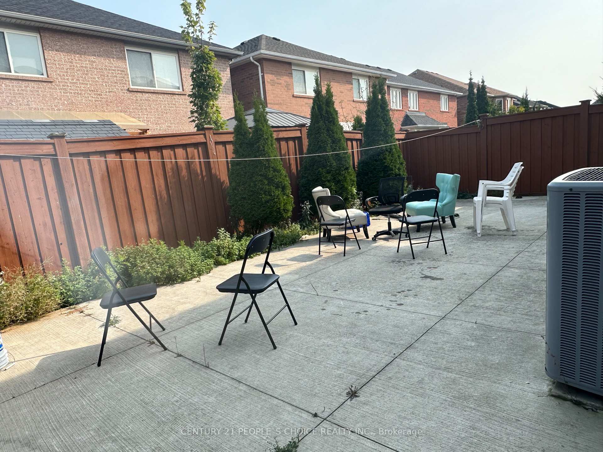 Photo 8 of Unit Main, 15 Treegrove Crescent, Brampton, Fletcher's Meadow — HOMEH