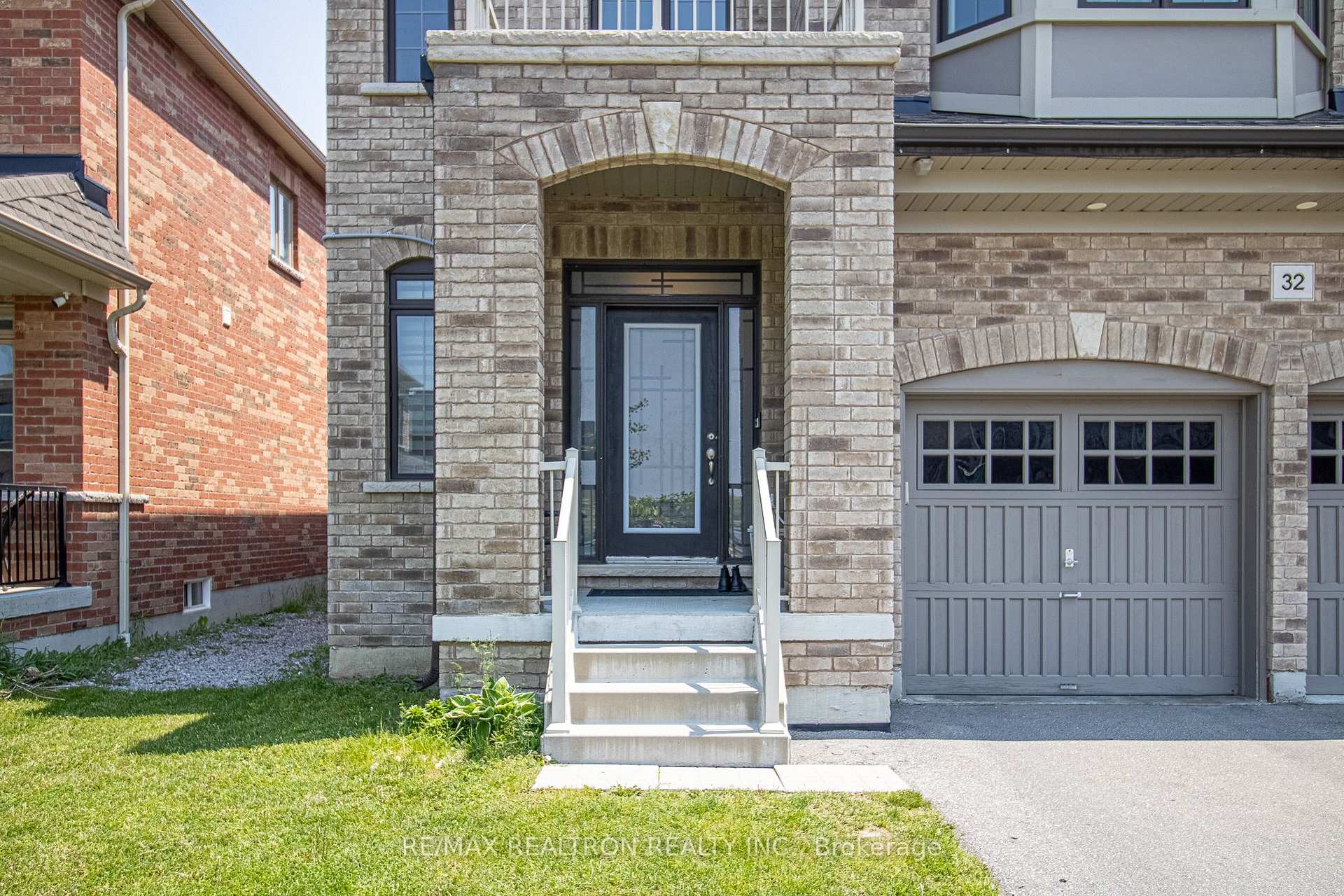 Photo 2 of 32 Crombie Street, Clarington, Bowmanville — HOMEH