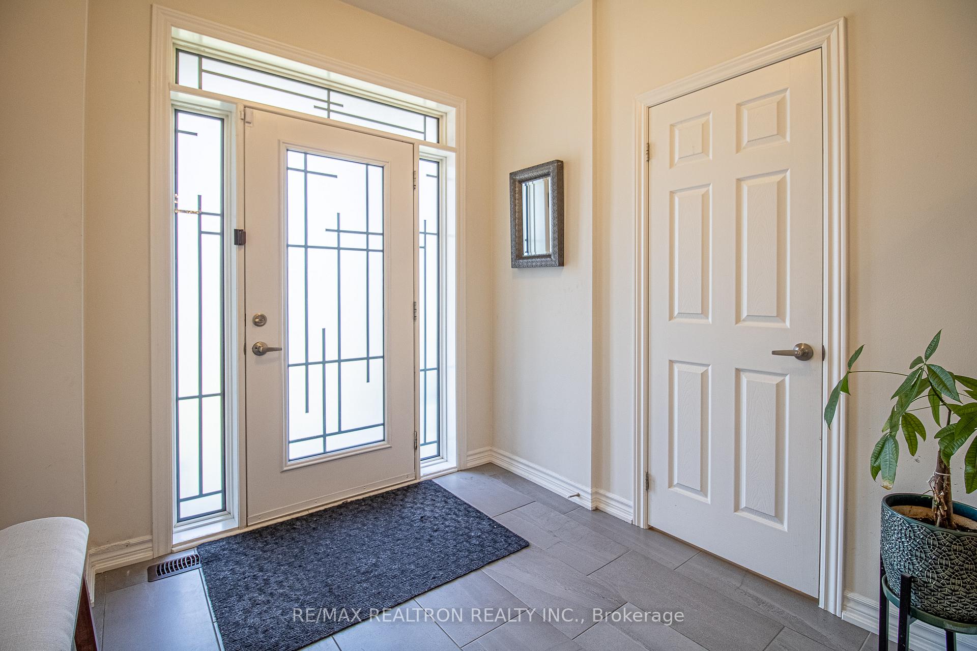 Photo 3 of 32 Crombie Street, Clarington, Bowmanville — HOMEH