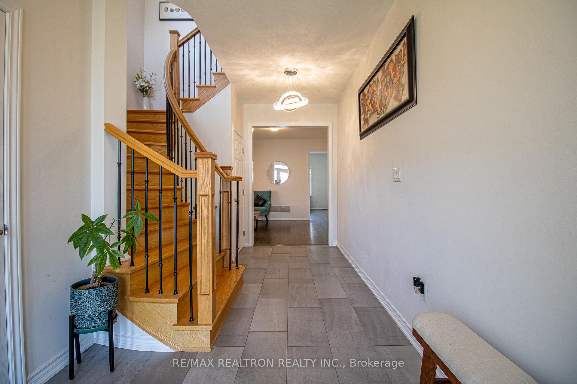 Photo 4 of 32 Crombie Street, Clarington, Bowmanville — HOMEH