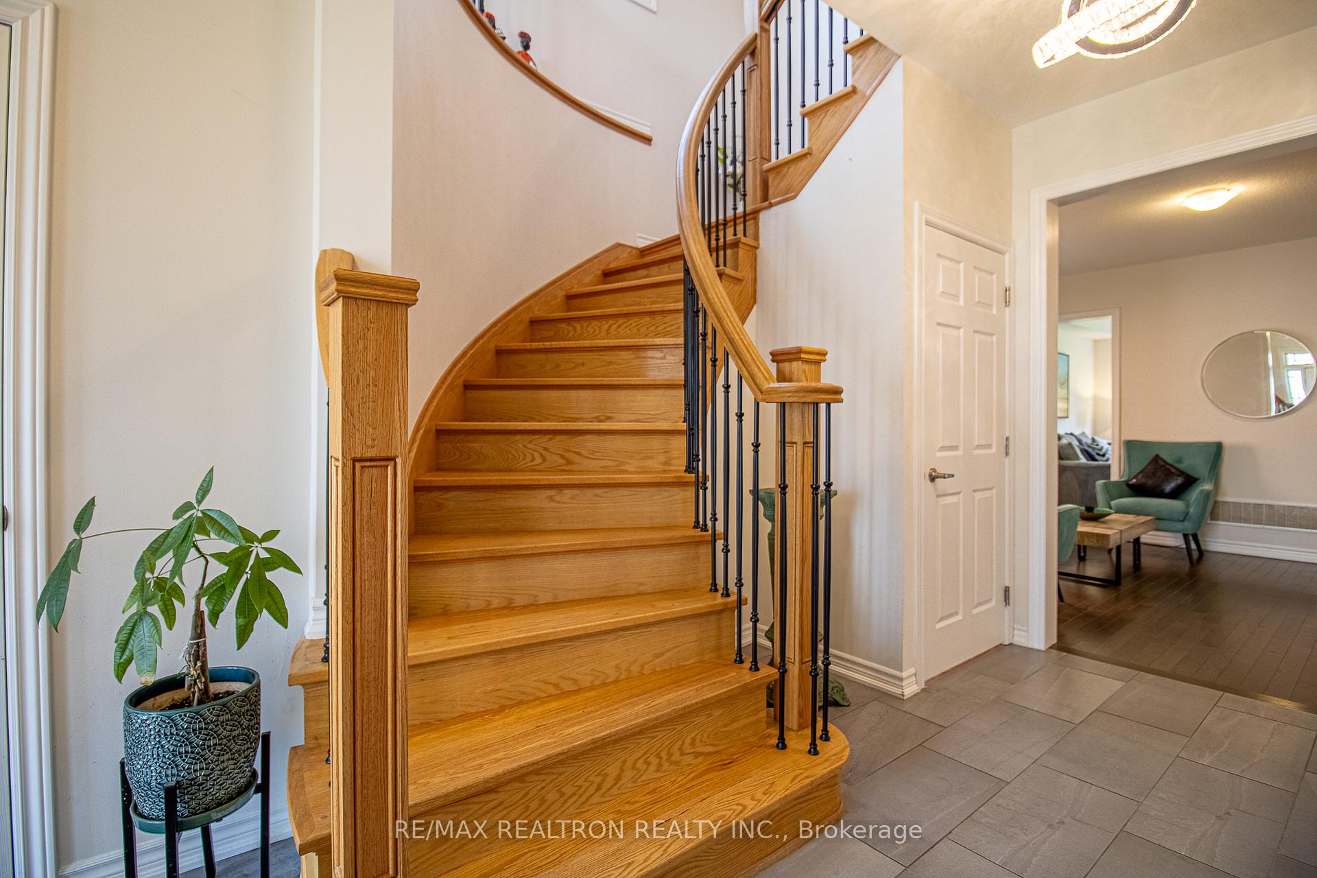 Photo 5 of 32 Crombie Street, Clarington, Bowmanville — HOMEH