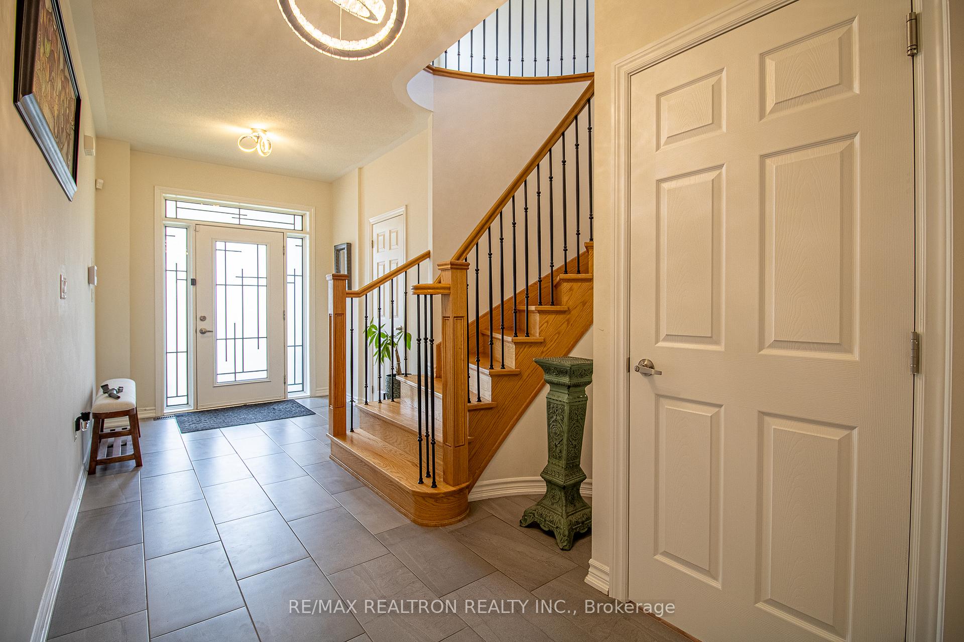 Photo 6 of 32 Crombie Street, Clarington, Bowmanville — HOMEH