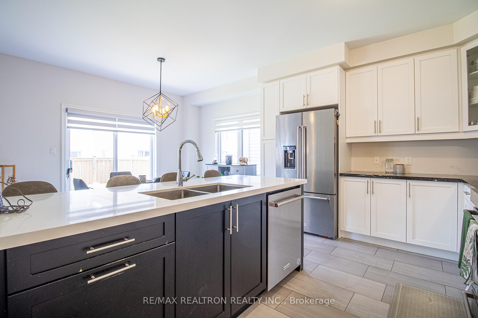 Photo 10 of 32 Crombie Street, Clarington, Bowmanville — HOMEH