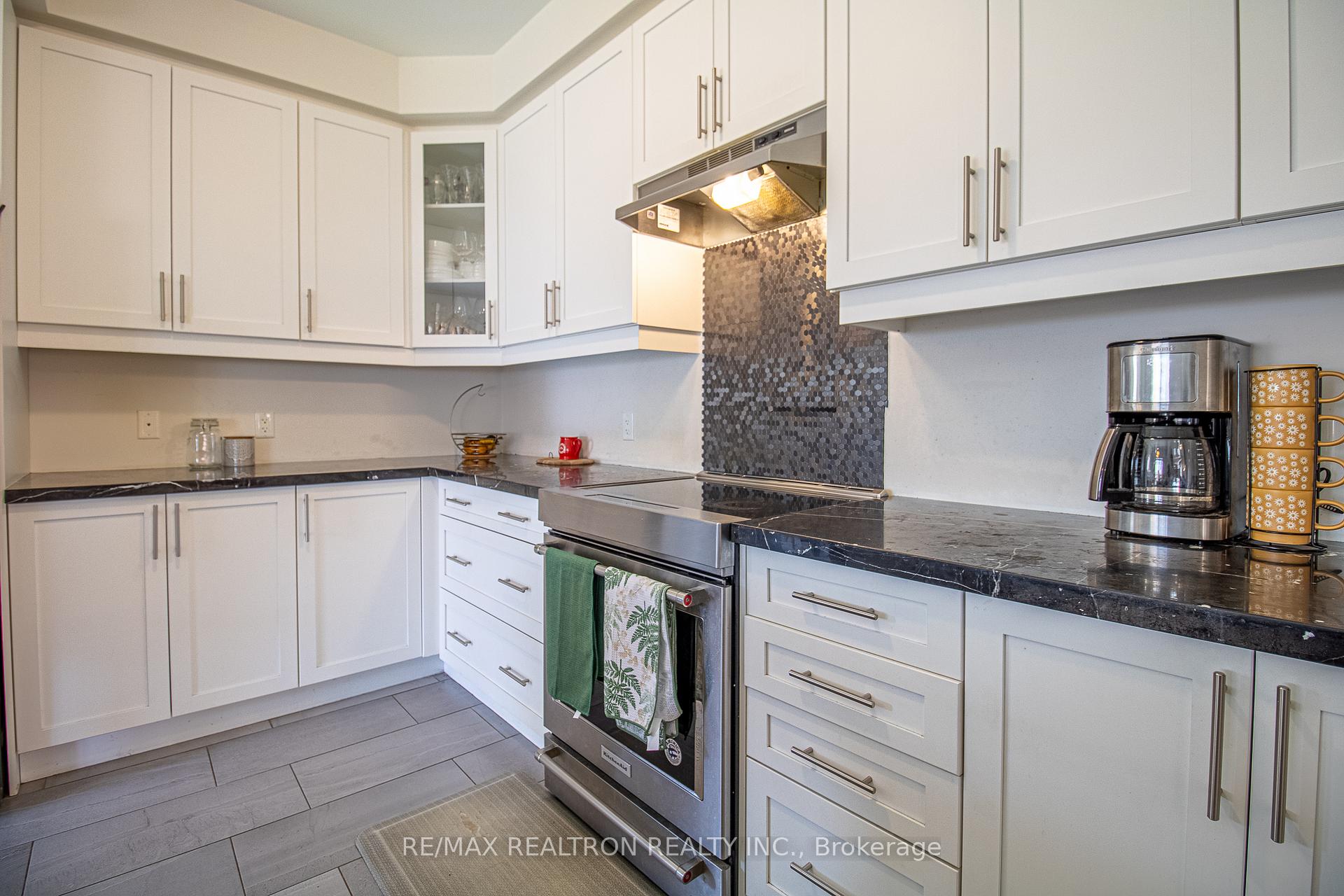 Photo 11 of 32 Crombie Street, Clarington, Bowmanville — HOMEH