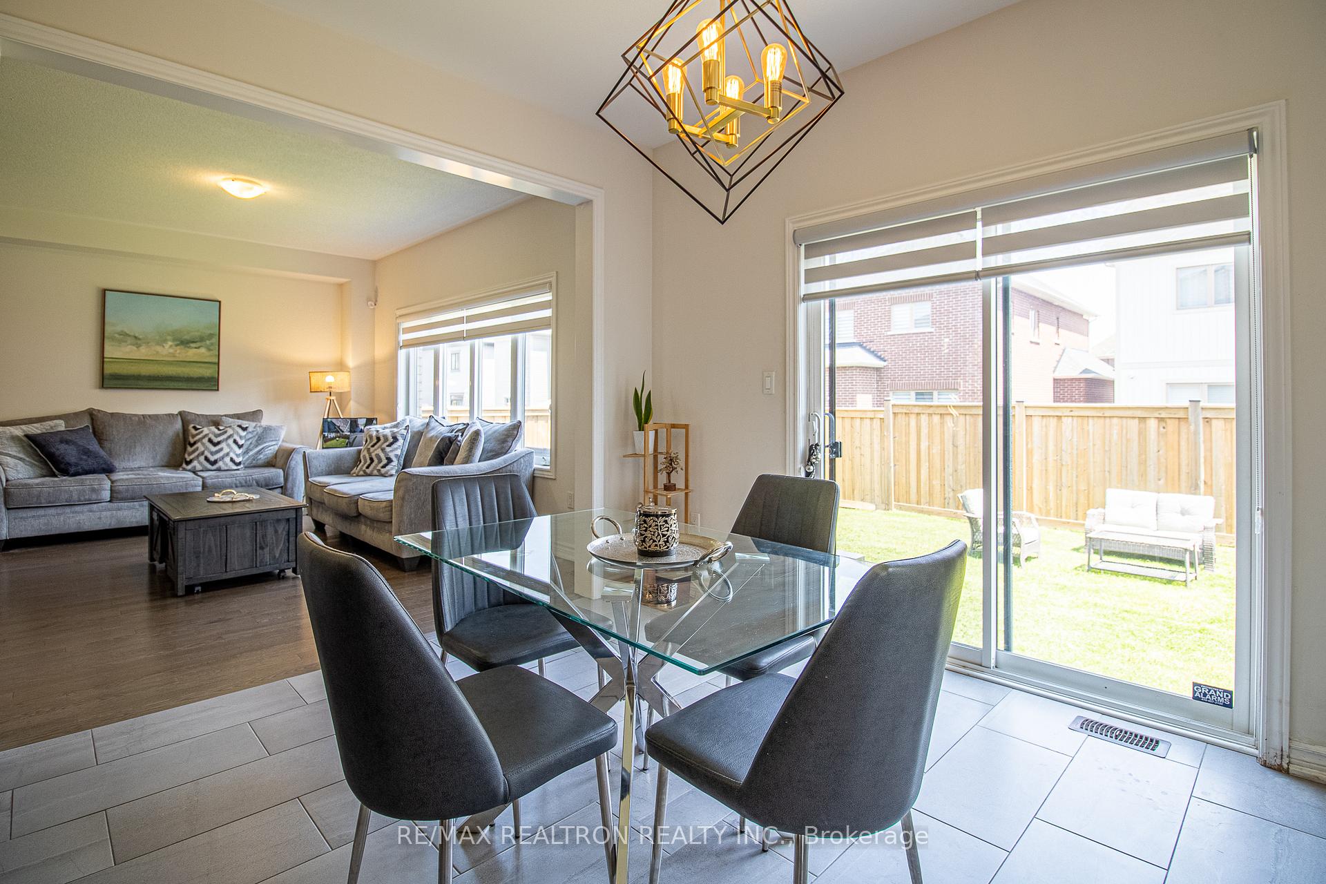 Photo 14 of 32 Crombie Street, Clarington, Bowmanville — HOMEH