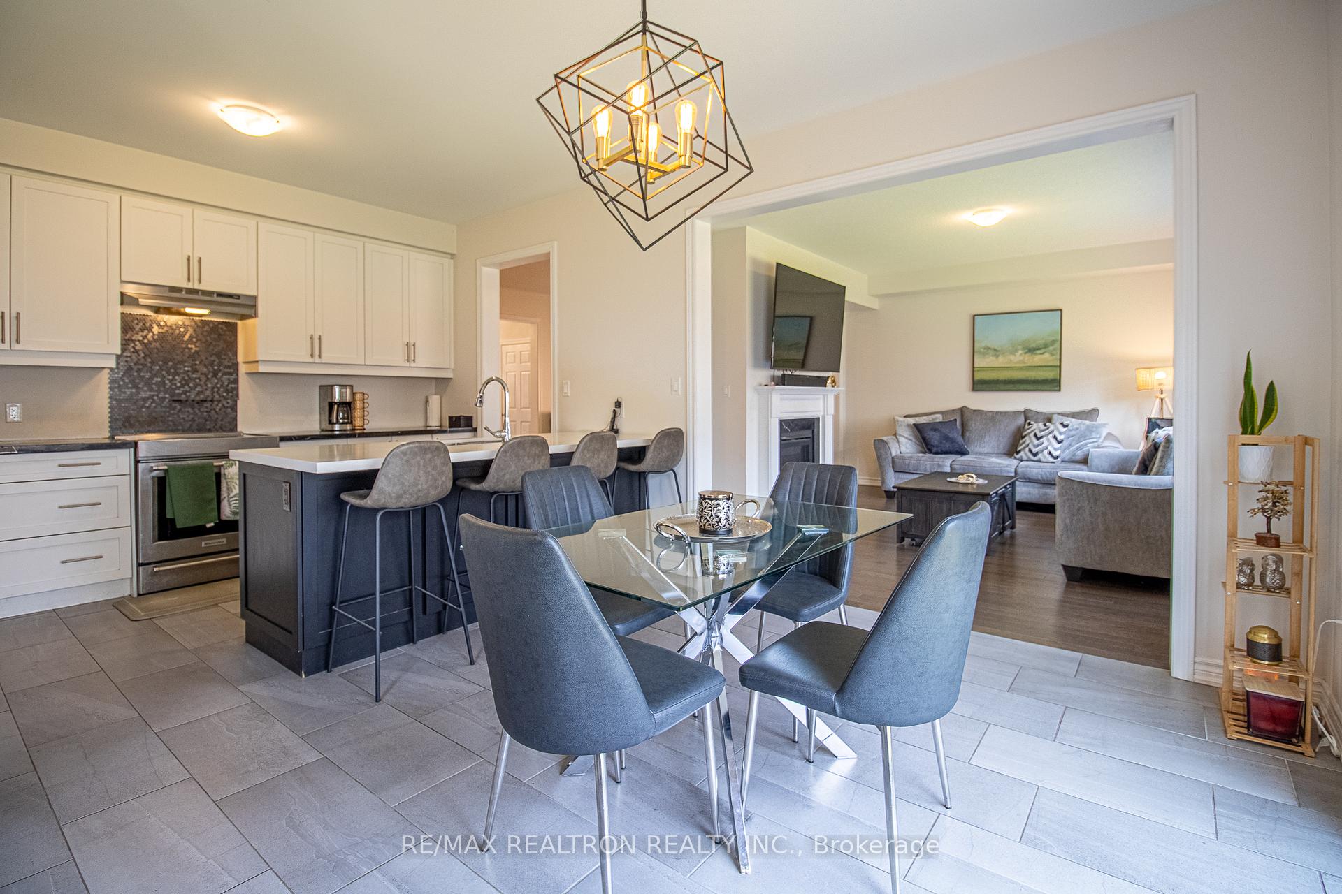 Photo 15 of 32 Crombie Street, Clarington, Bowmanville — HOMEH