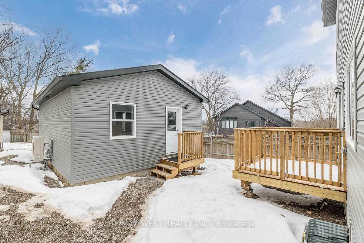 Front of 172 Cundles Rd W Garden