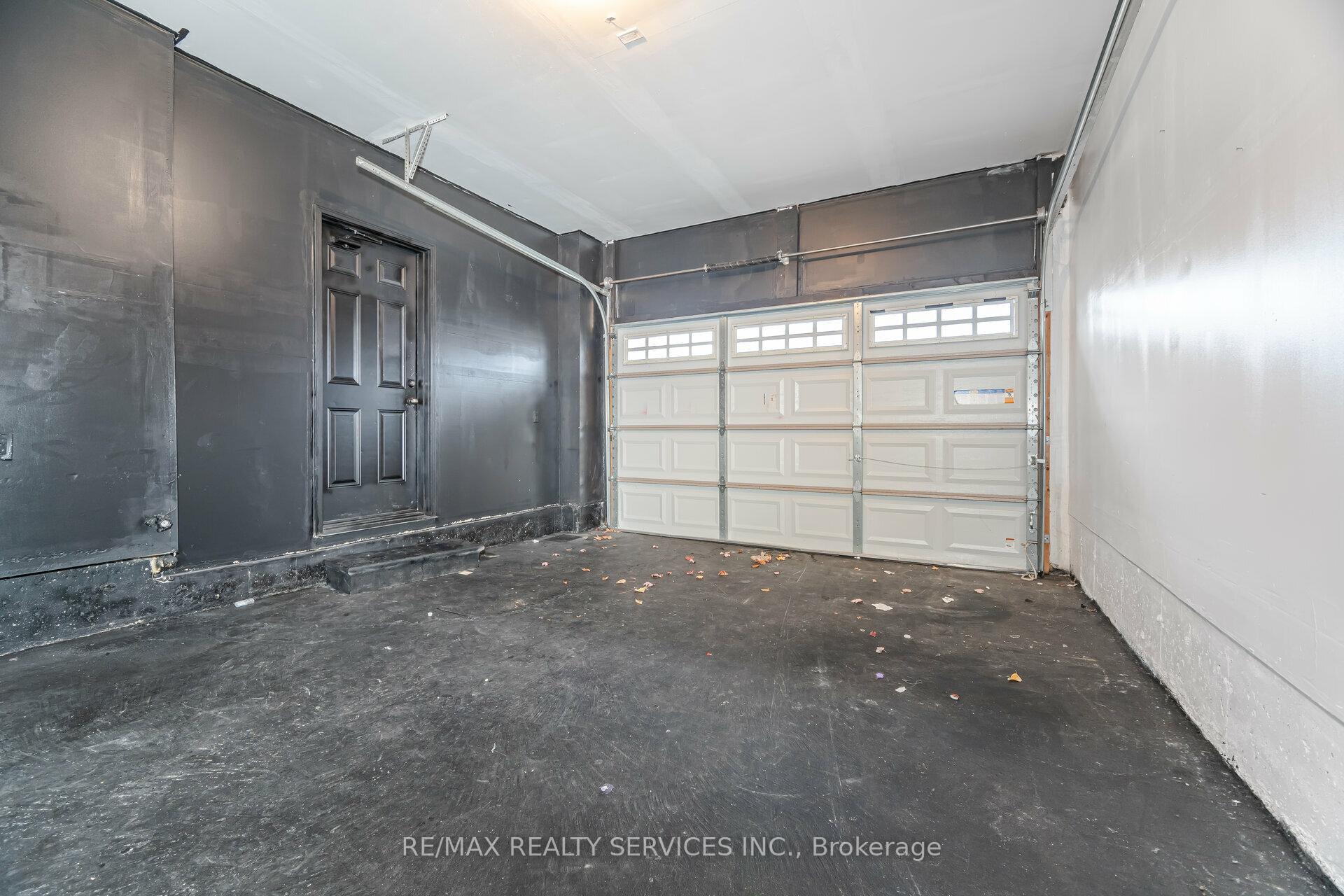Photo 3 of 296 Remembrance Road, Brampton, Northwest Brampton — HOMEH