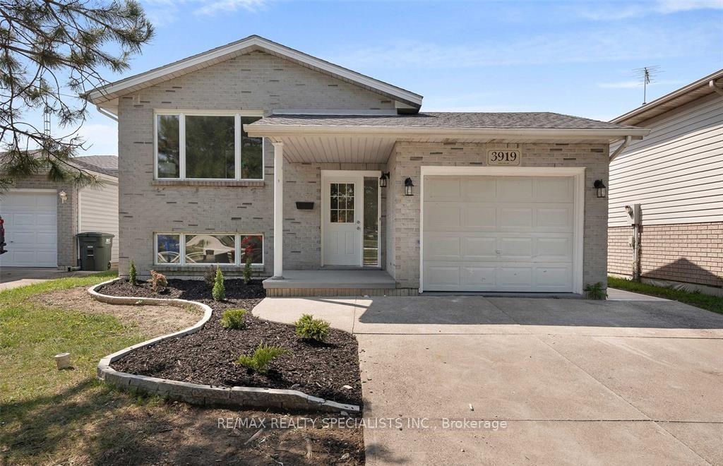 Photo 1 of 3919 Maple Leaf Crescent, Windsor — HOMEH