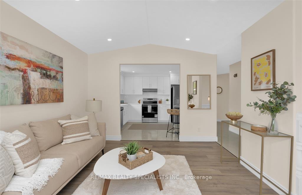 Photo 5 of 3919 Maple Leaf Crescent, Windsor — HOMEH