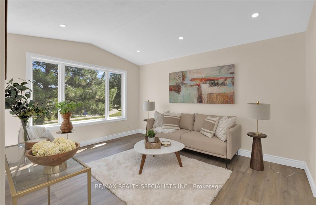 Photo 4 of 3919 Maple Leaf Crescent, Windsor — HOMEH