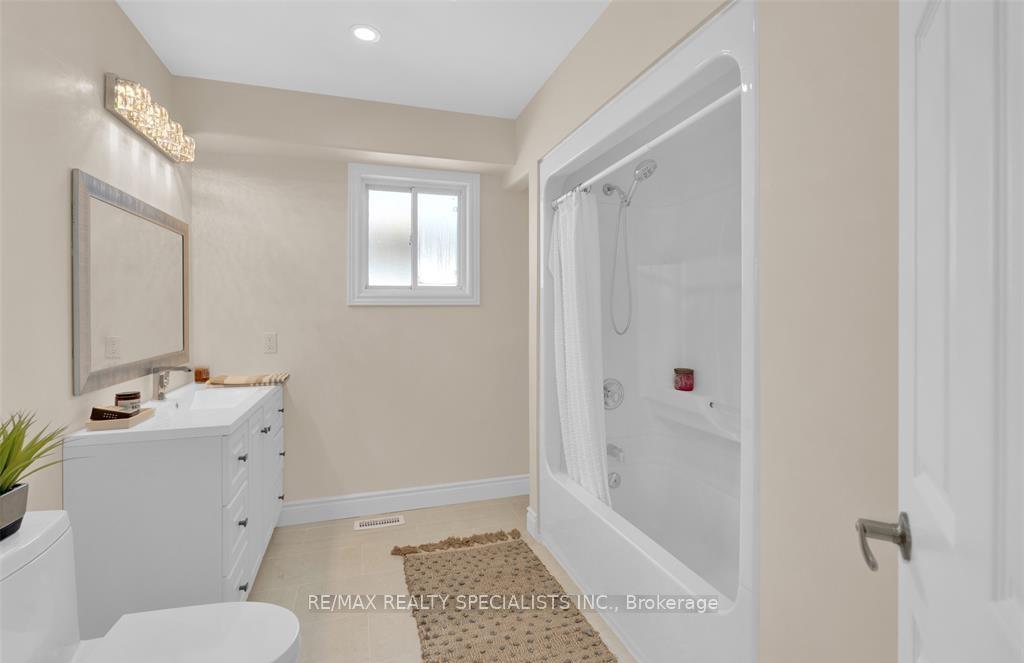 Photo 8 of 3919 Maple Leaf Crescent, Windsor — HOMEH
