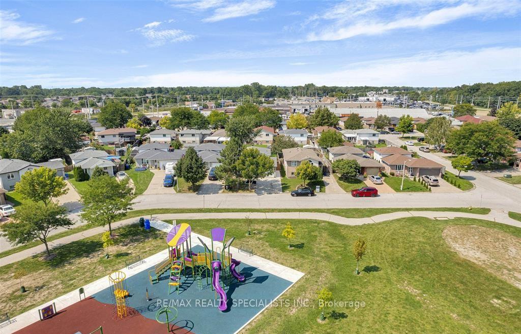 Photo 20 of 3919 Maple Leaf Crescent, Windsor — HOMEH