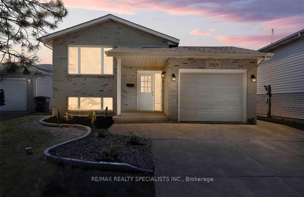 Photo 21 of 3919 Maple Leaf Crescent, Windsor — HOMEH