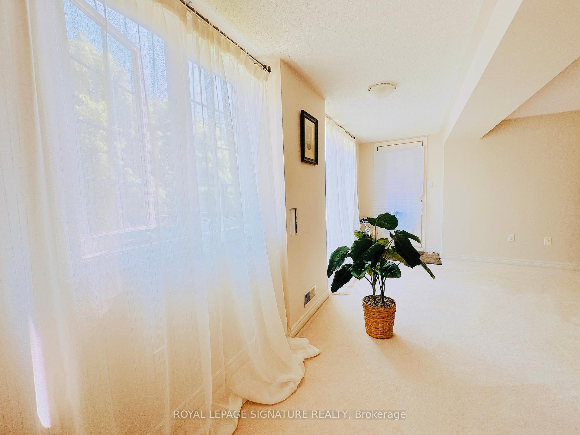 Photo 3 of 54 Monkman Court, Aurora, Aurora Estates — HOMEH