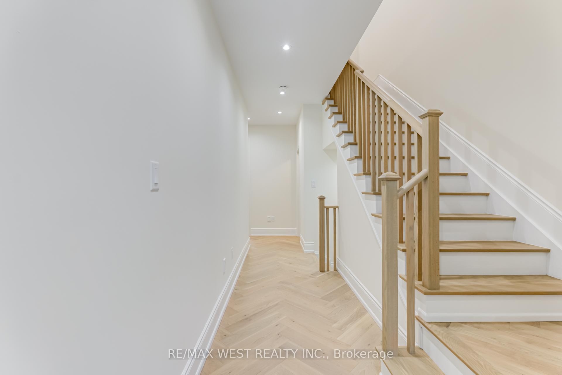 Photo 1 of 8 Singhampton Road, Vaughan, Kleinburg — HOMEH