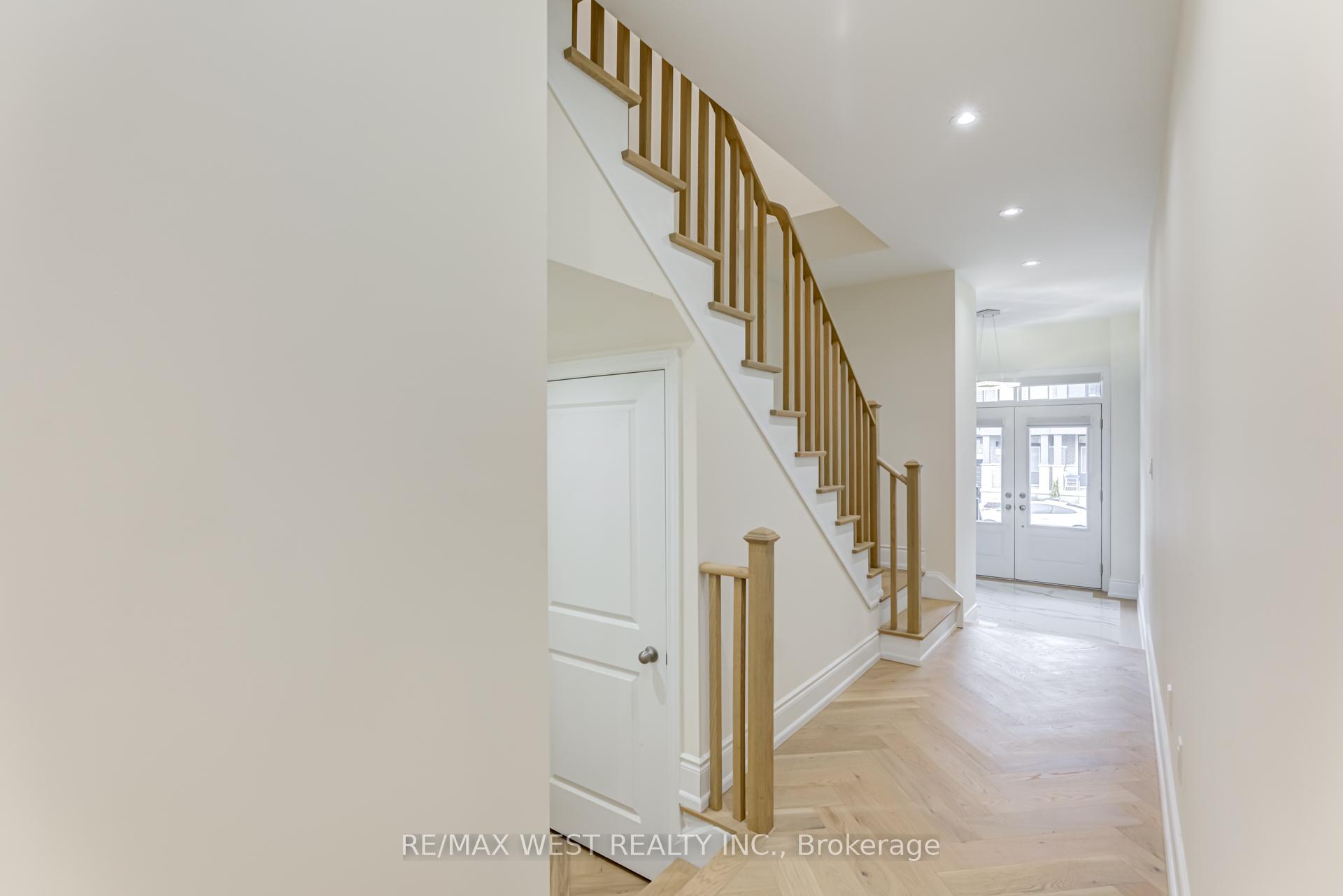 Photo 4 of 8 Singhampton Road, Vaughan, Kleinburg — HOMEH