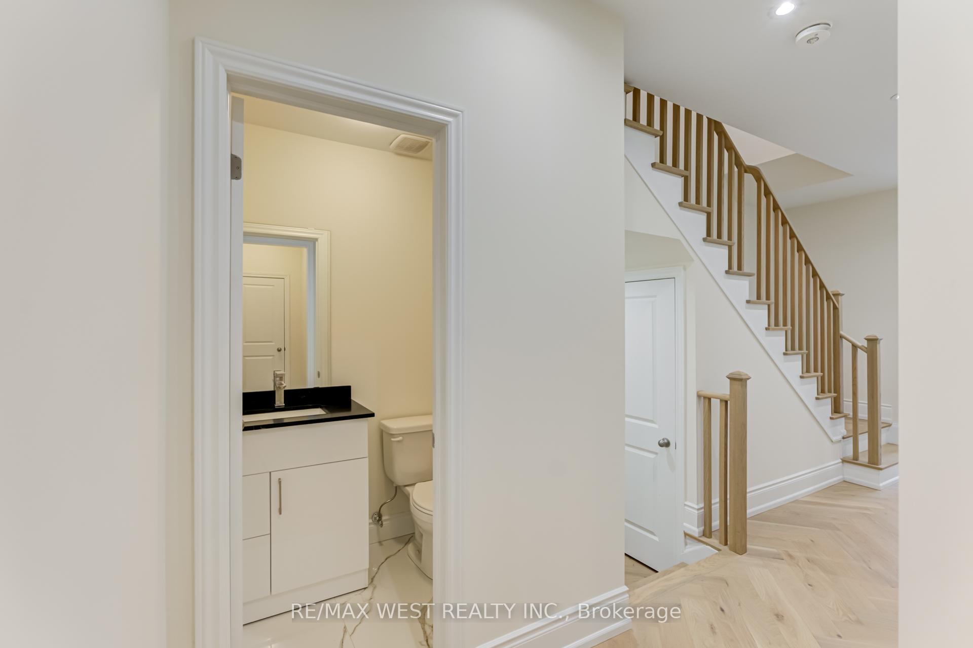 Photo 2 of 8 Singhampton Road, Vaughan, Kleinburg — HOMEH