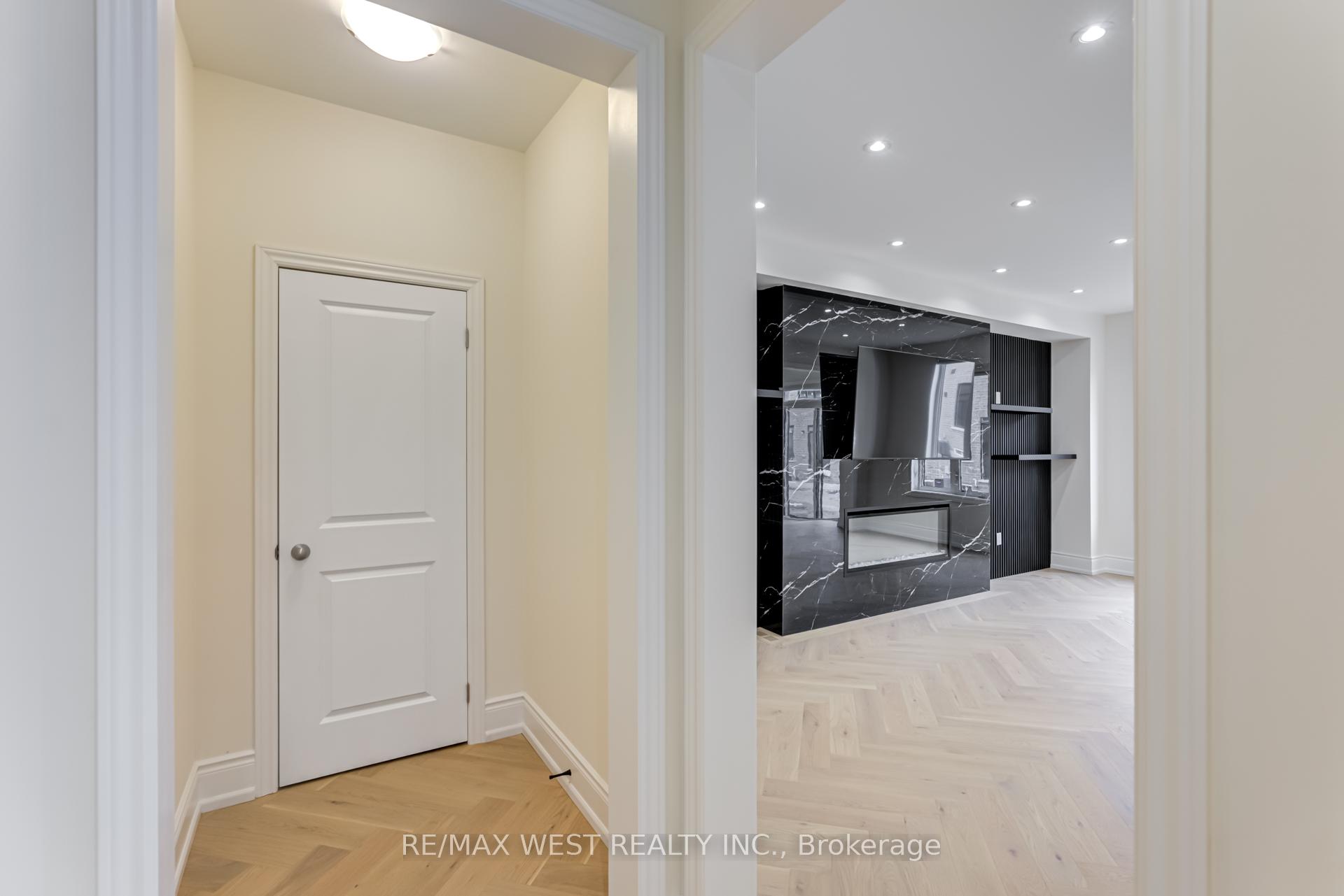 Photo 3 of 8 Singhampton Road, Vaughan, Kleinburg — HOMEH