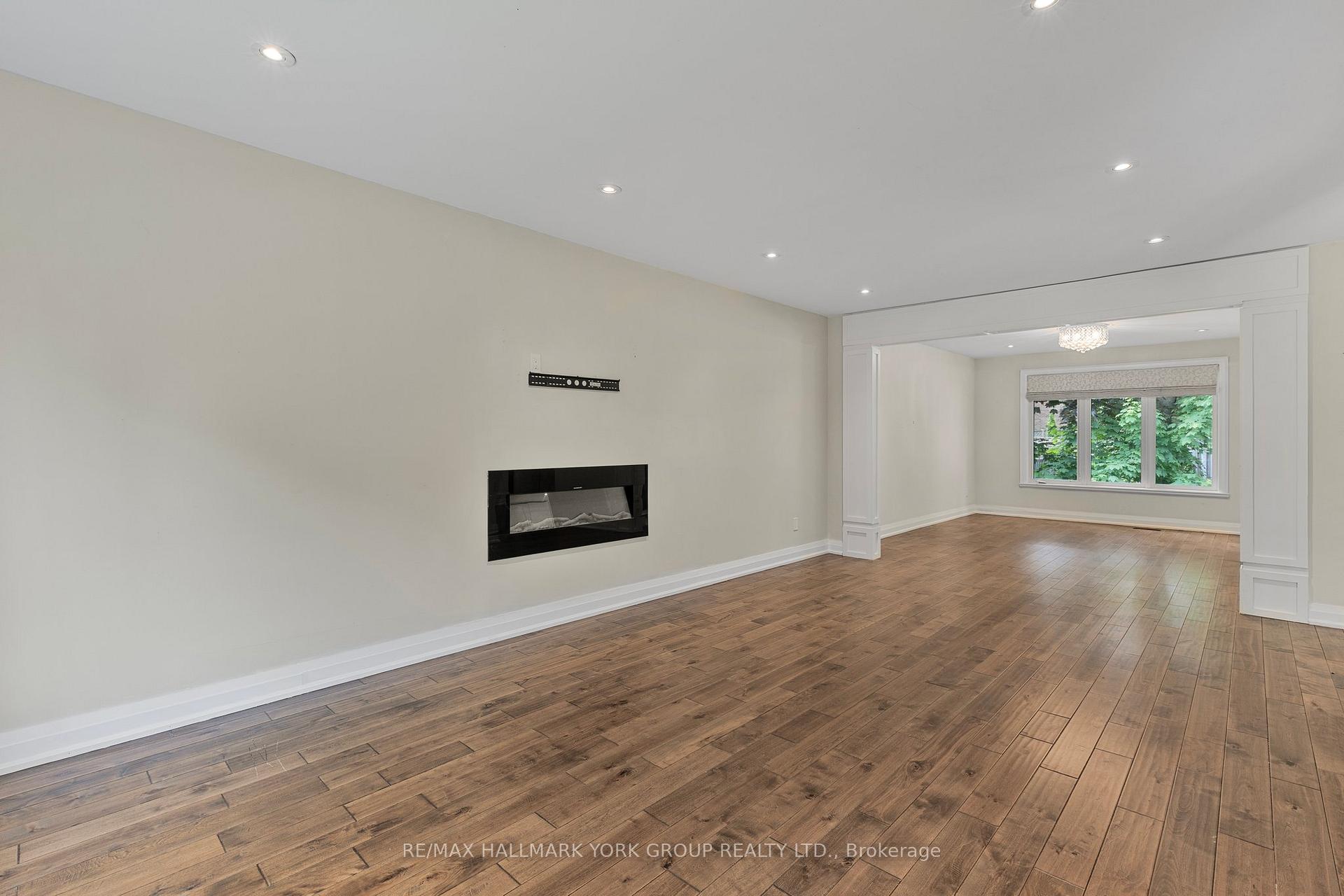 Photo 4 of 3 Pinehurst Court, Aurora, Aurora Village — HOMEH